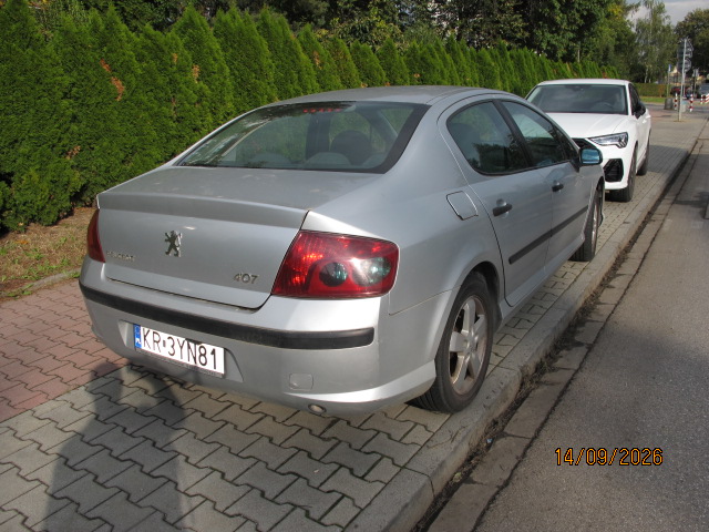 Tył i prawy bok pojazdu Peugeot 407.