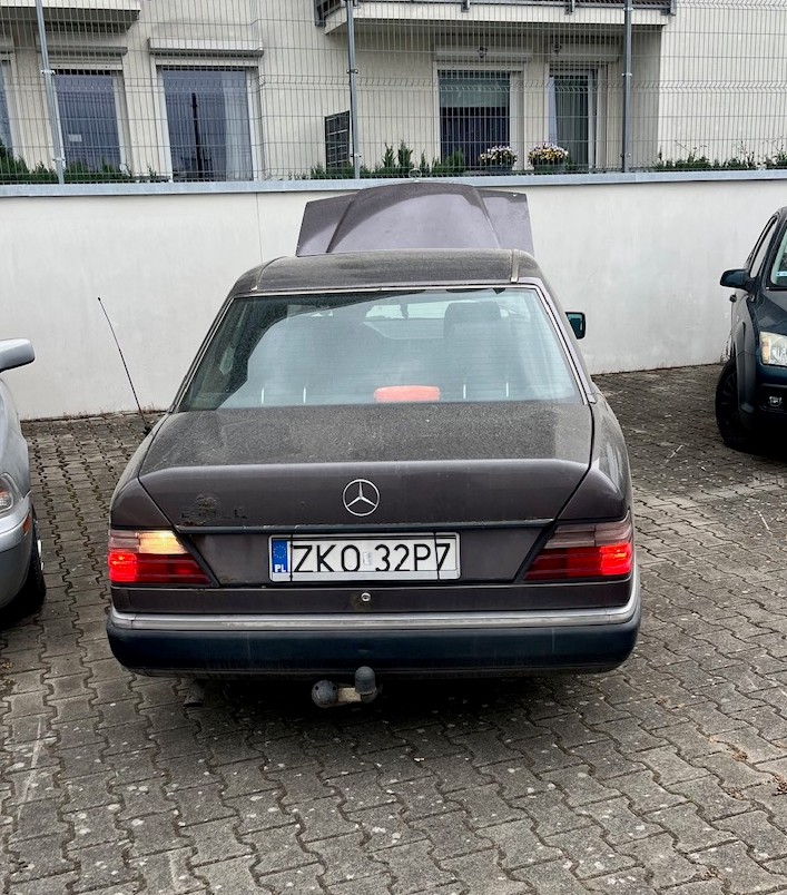 Tył samochodu Mercedes-Benz W124.