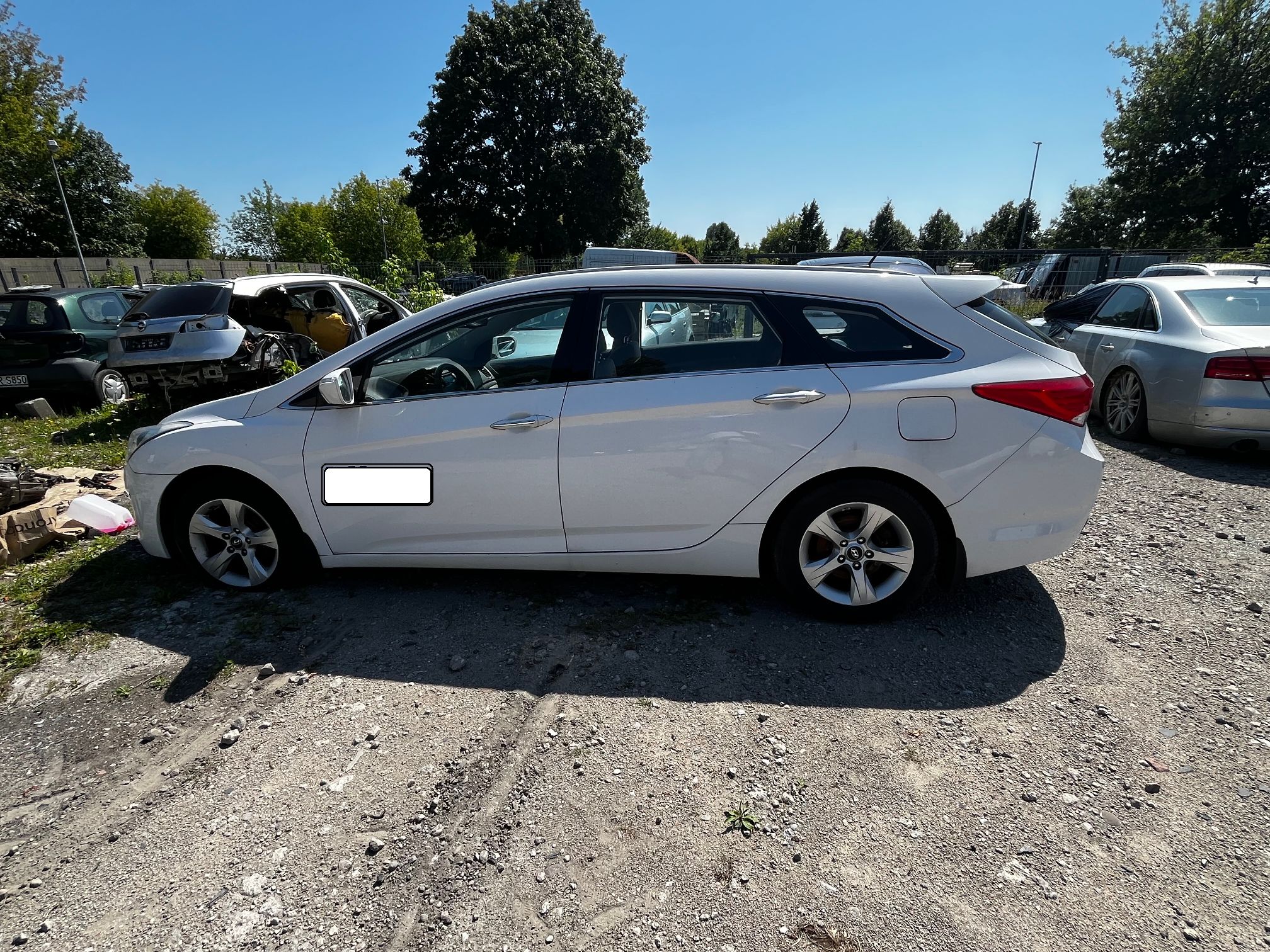 biały Hyundai widok pojazdu od strony kierowcy
