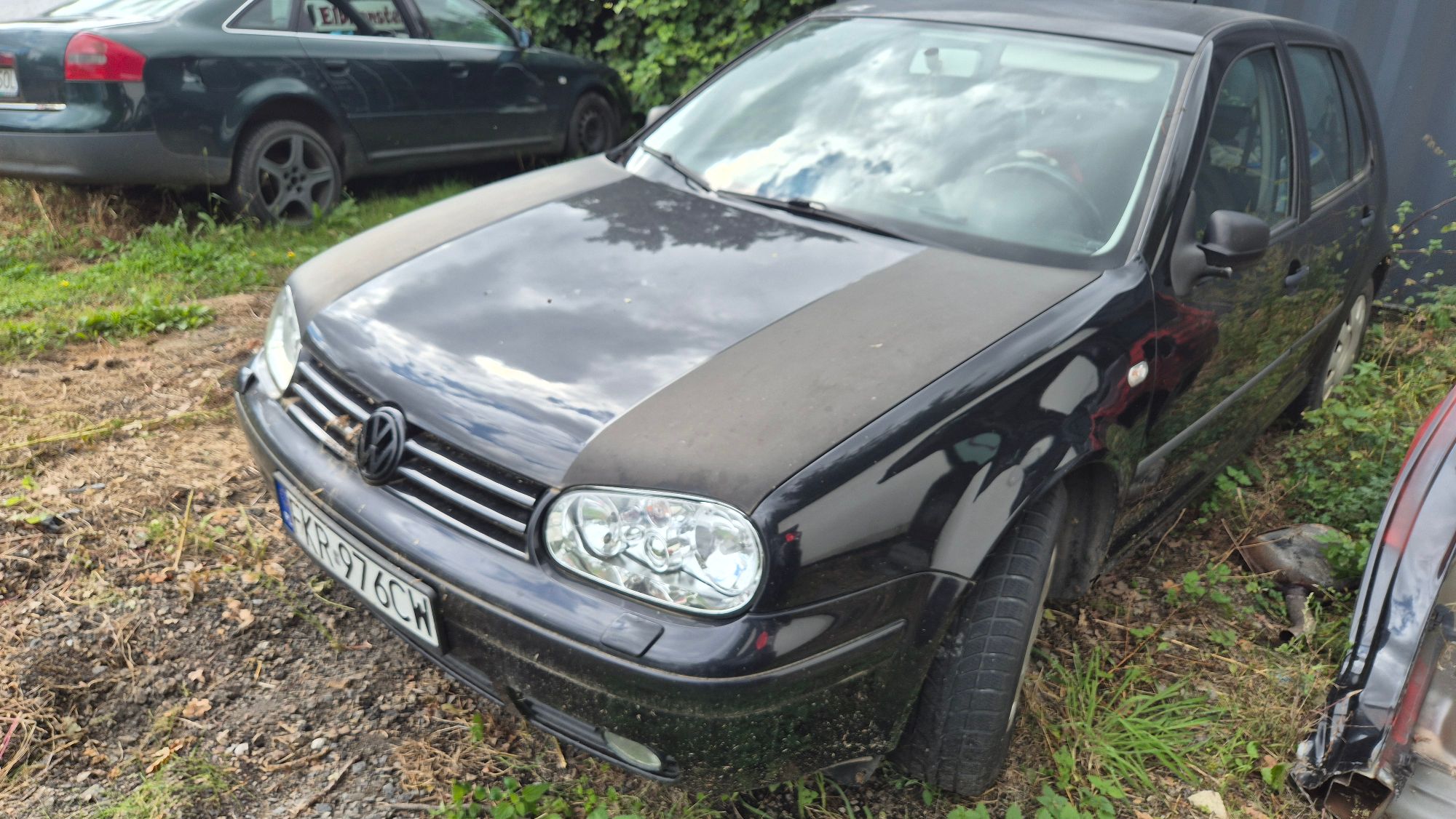 Przód i lewy bok pojazdu Volkswagen Golf, z widocznym nr rejestracyjnym FKR976CW, kolor czarny, szyby bez uszkodzeń.
