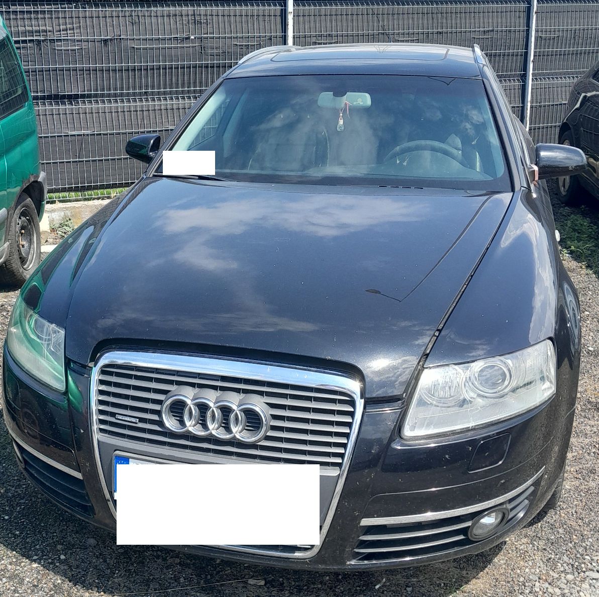 Czarne Audi A6, widziane od przodu pojazdu