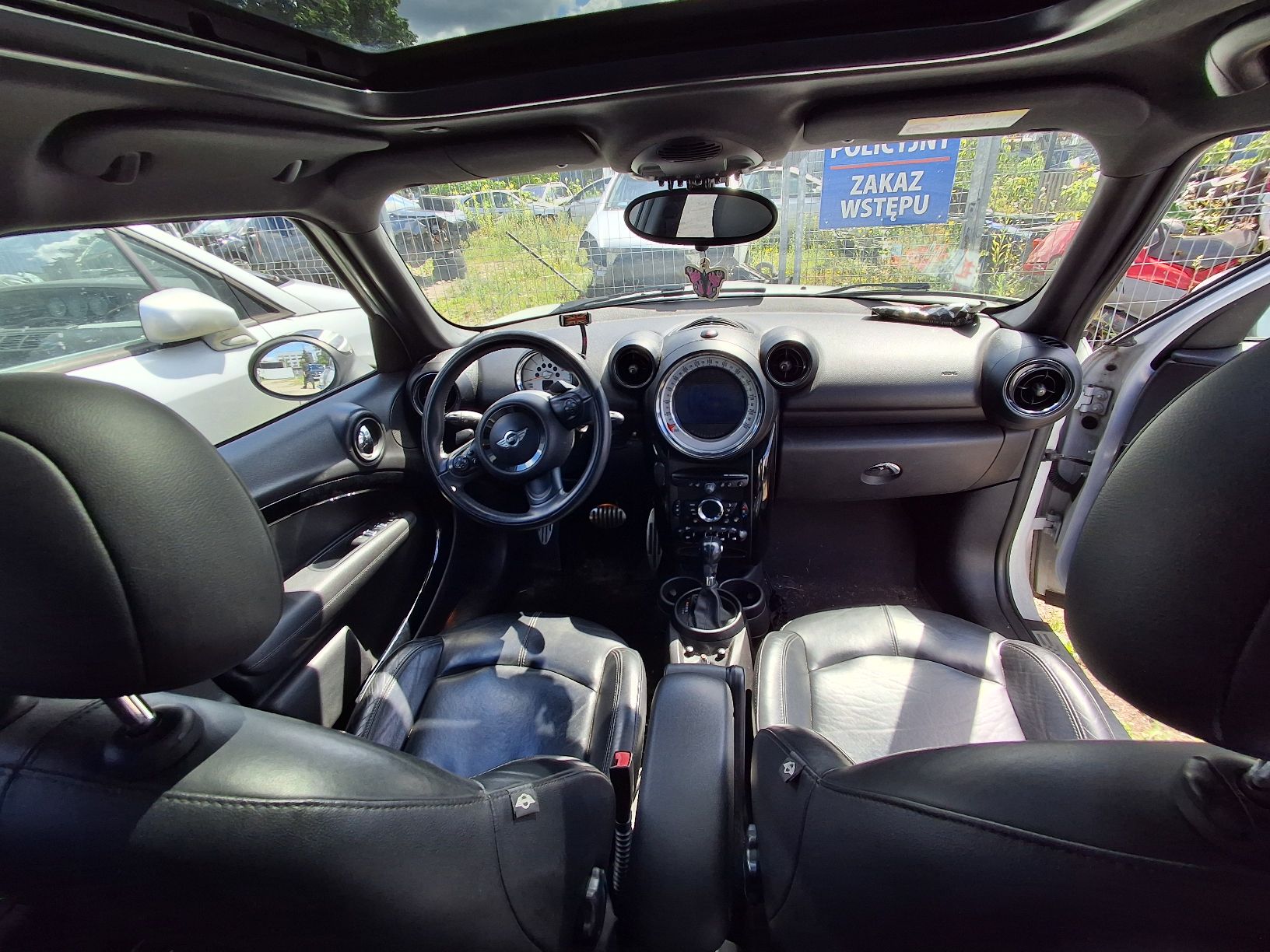 mini countryman widoczne wnętrze przodu auta, tapicerka czarna