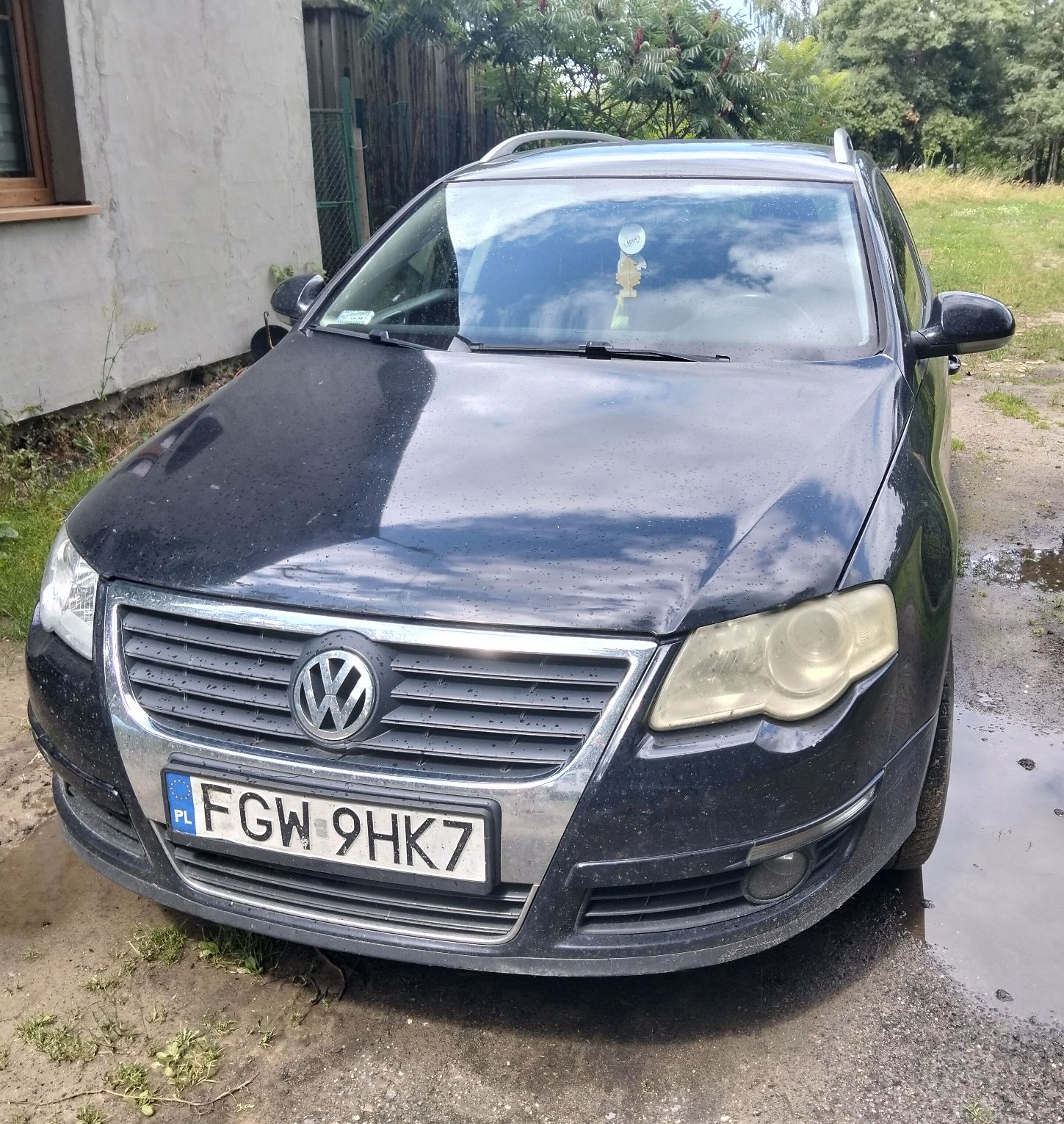 przód czarnego Volkswagena Passat, bez widocznych uszkodzeń