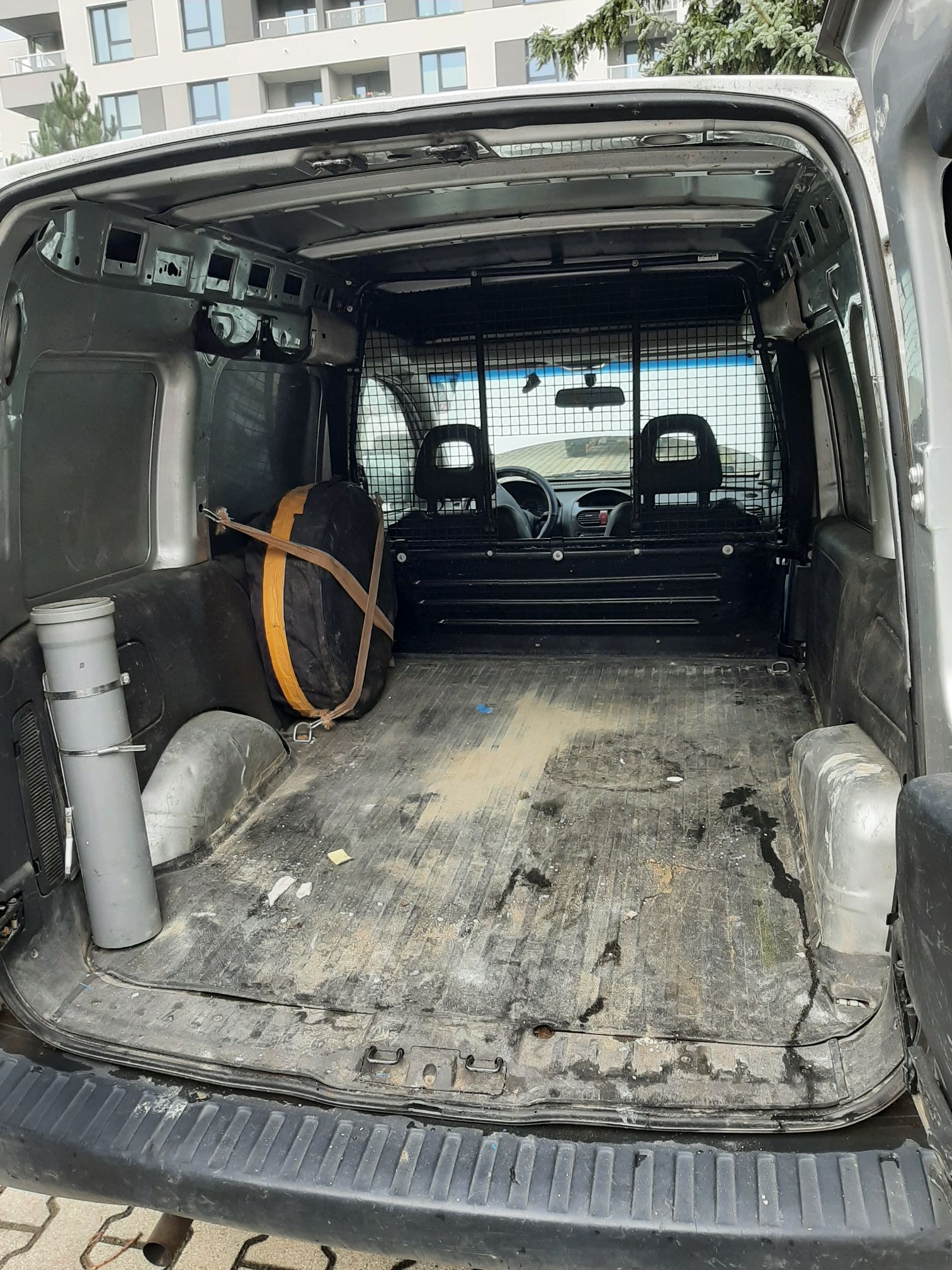 Na zdjęciu powierzchnia bagażowa samochodu Opel Combo
