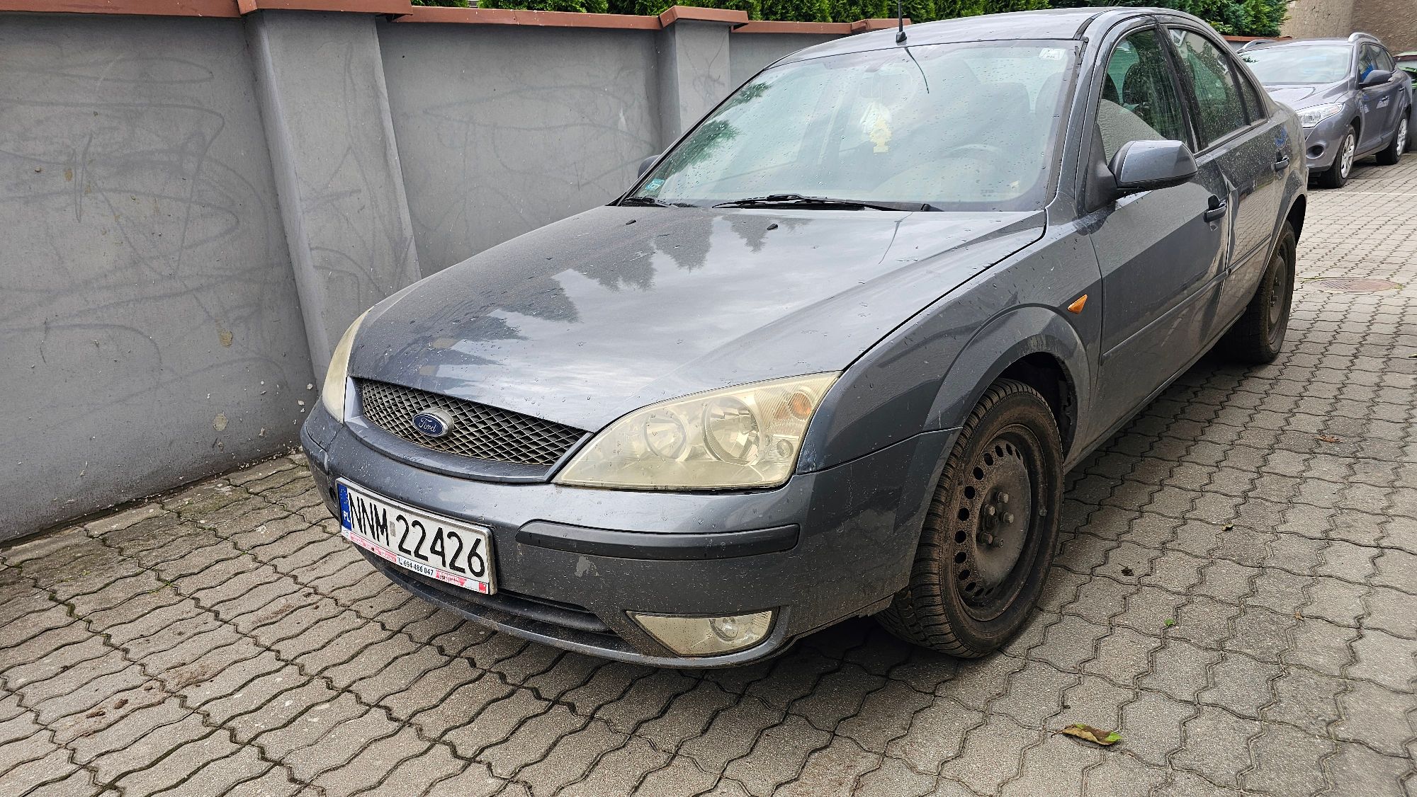 Ford Mondeo. widok przód lewa strona po ukosie. Kolor grafitowy