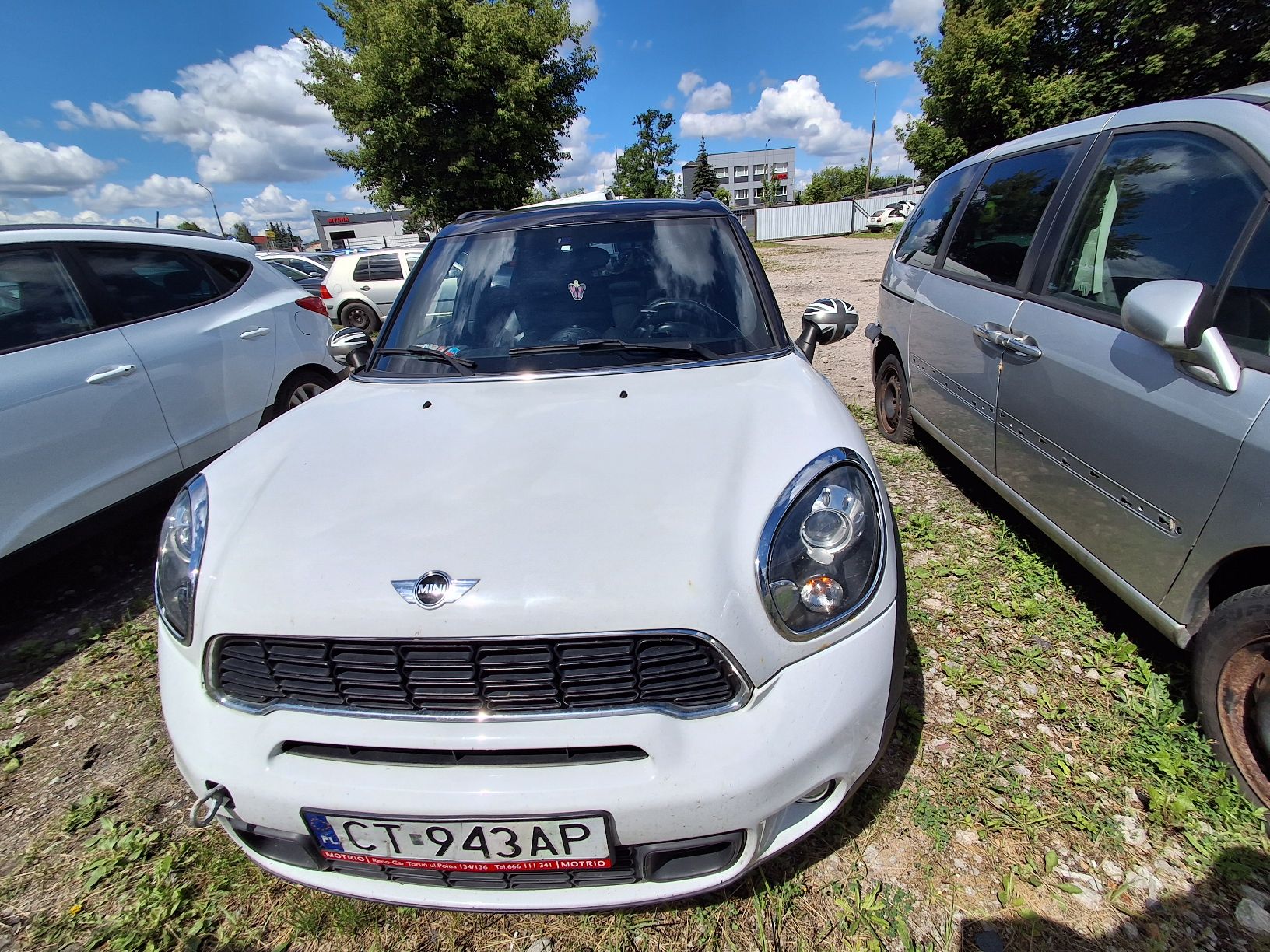 mini countryman widoczny przód auta, nadwozie biało czarne
