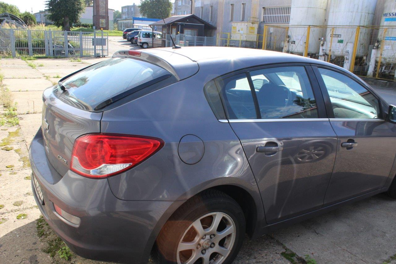 Zdjęcie prawego tyłu pojazdu.