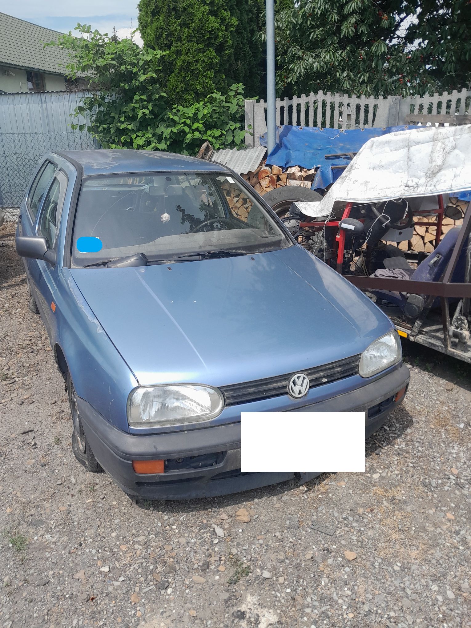 Niebieski Volkswagen Golf, widziany od przodu pojazdu