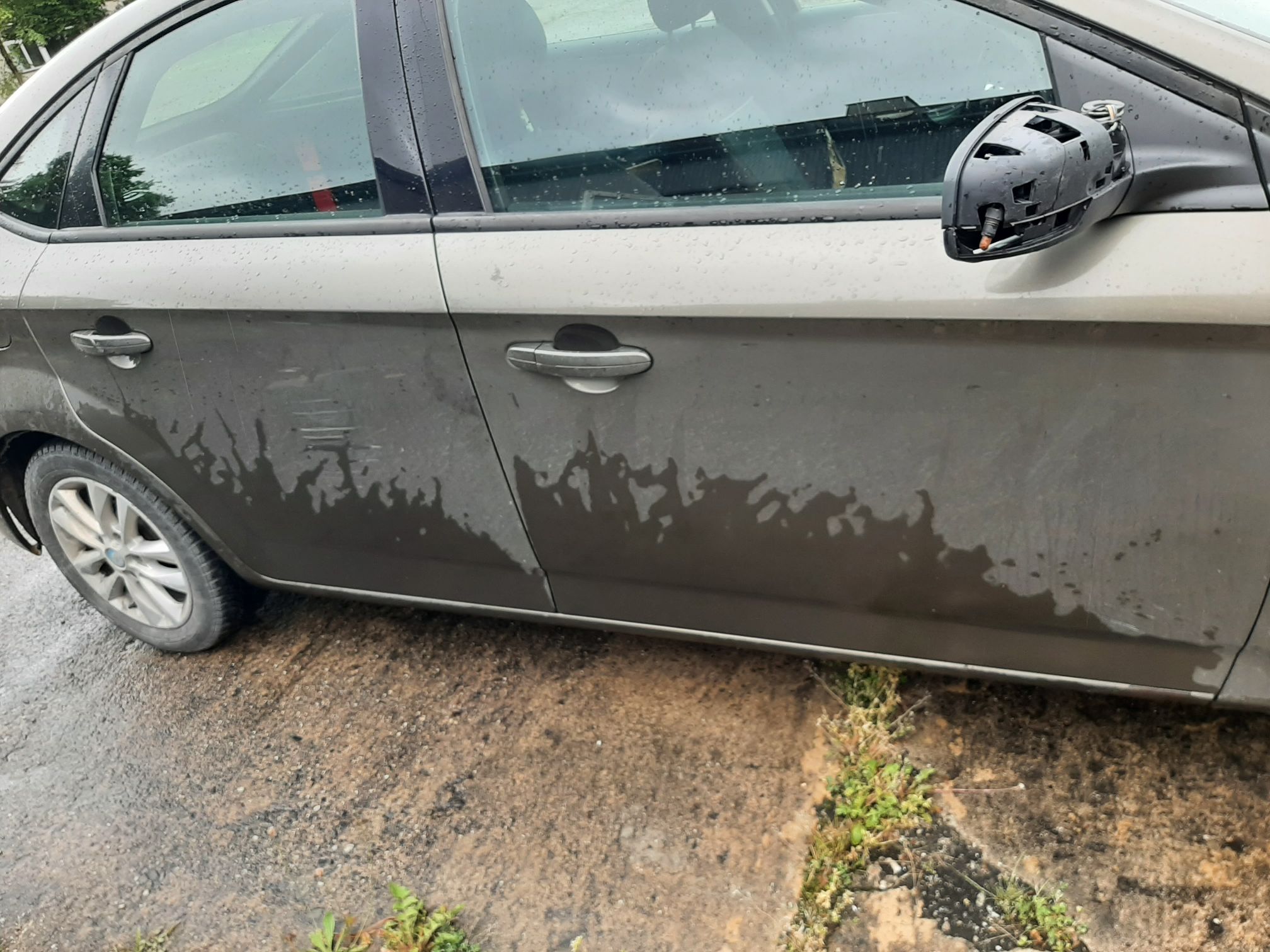 Samochód osobowy Ford Mondeo w kolorze szarym, prawa strona pojazdu