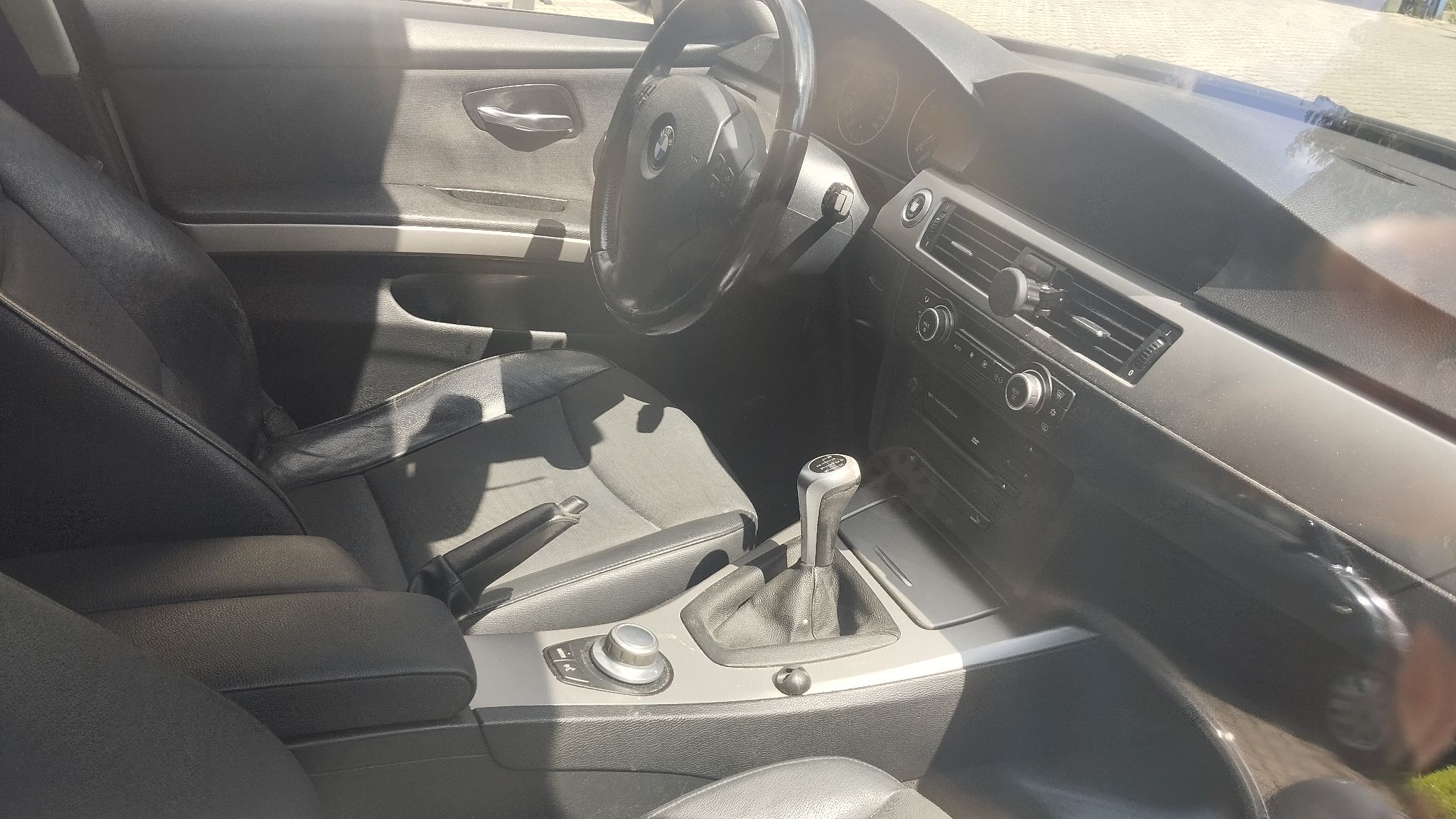 Zdjęcie wnętrza samochodu BMW, widok na kierownicę i deskę rozdzielczą