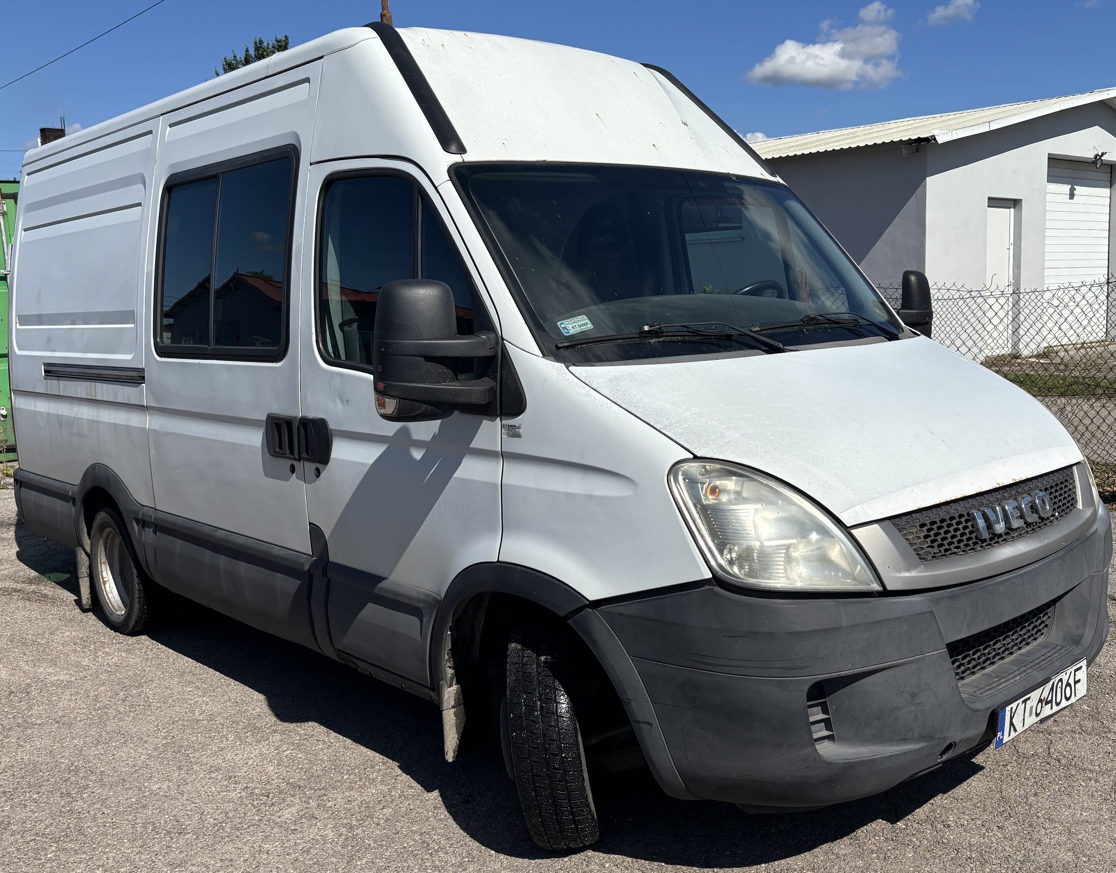 Zdjęcie przedstawia biały samochód dostawczy marki Iveco Daily typu furgon (blaszak) z przedziałem ładunkowym