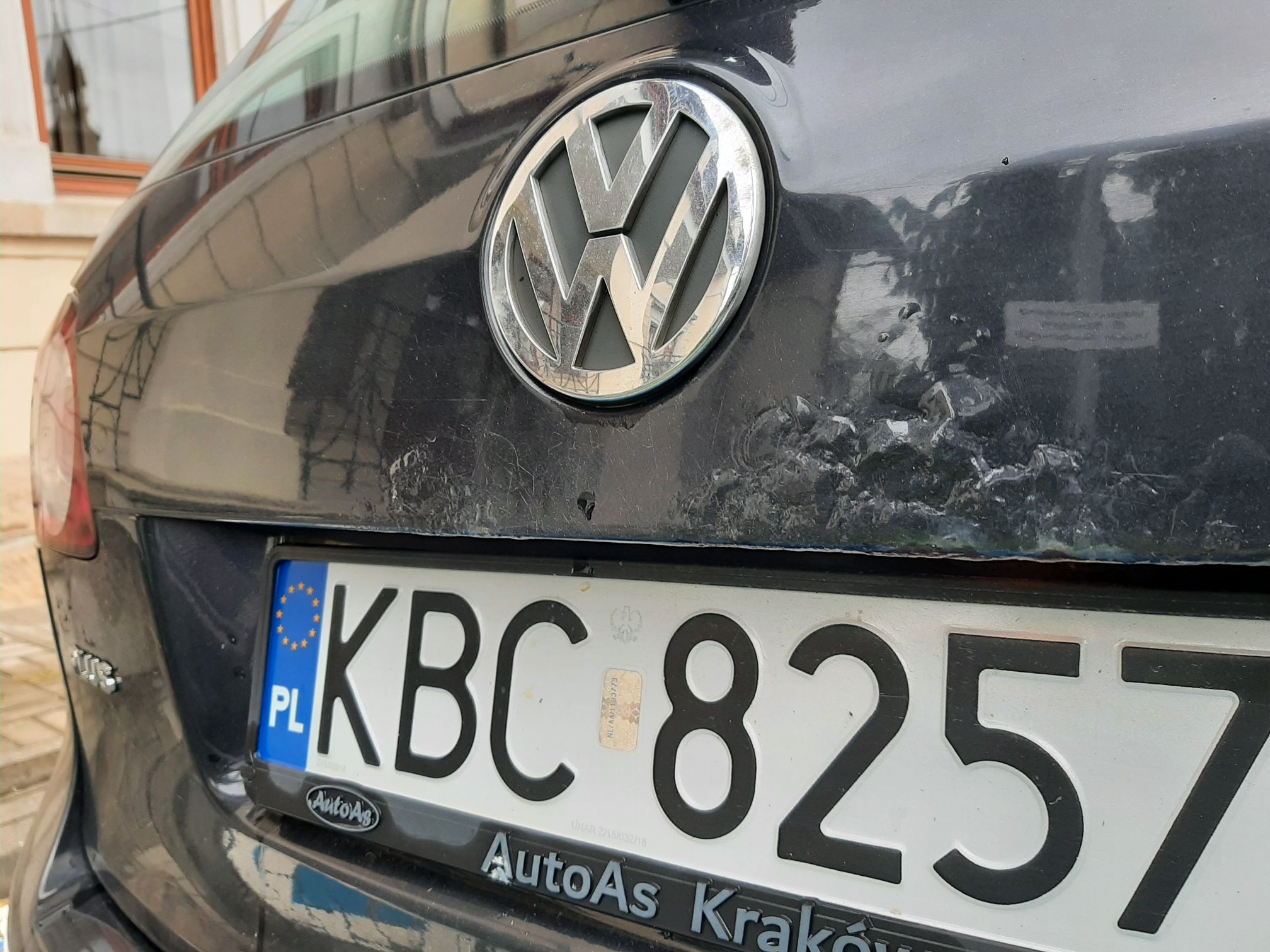 Volkswagen Golf Plus - tablica rejestracyjna z przodu, korozja na masce