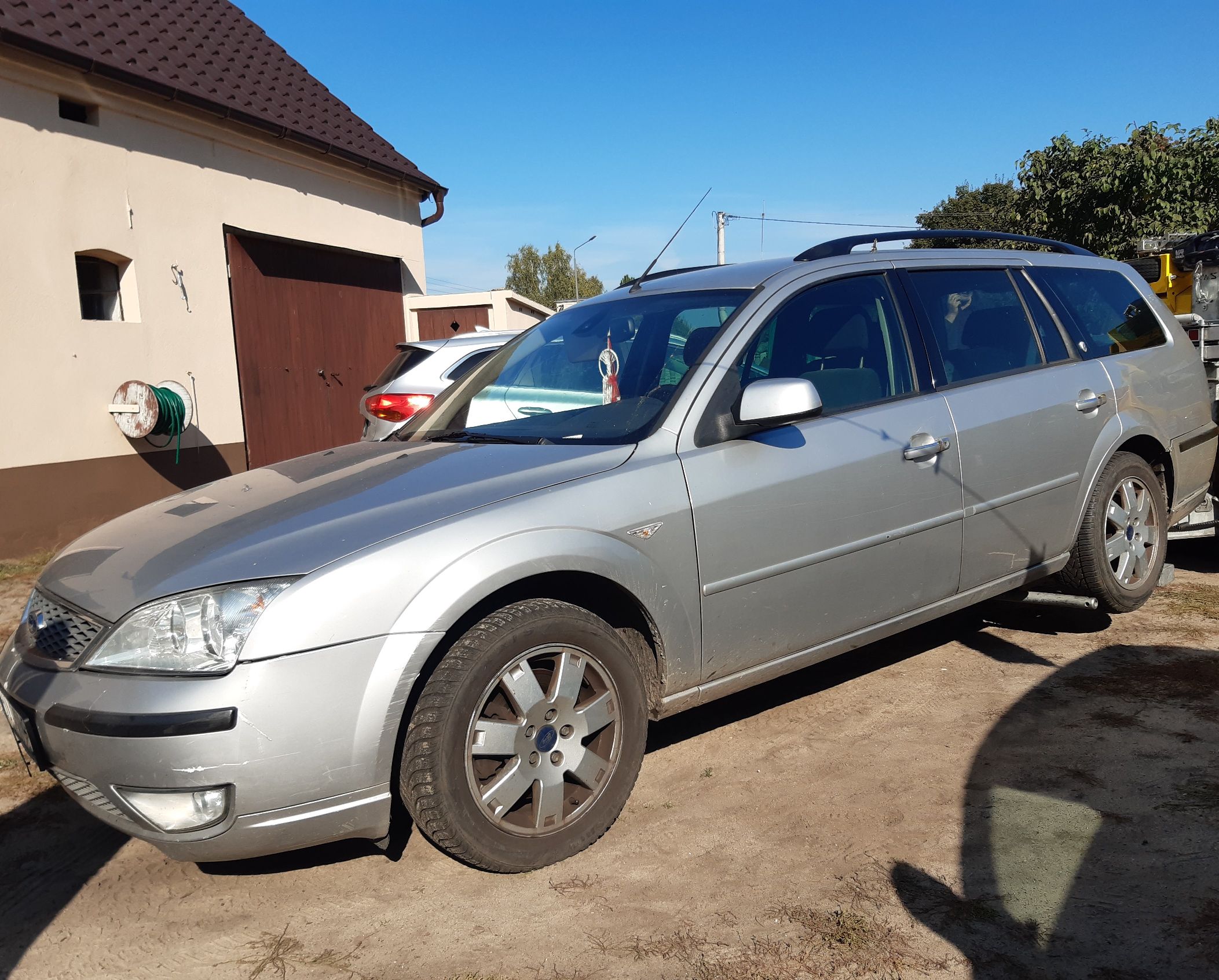 Srebrny Ford Mondeo kombi widok z profilu od przodu.