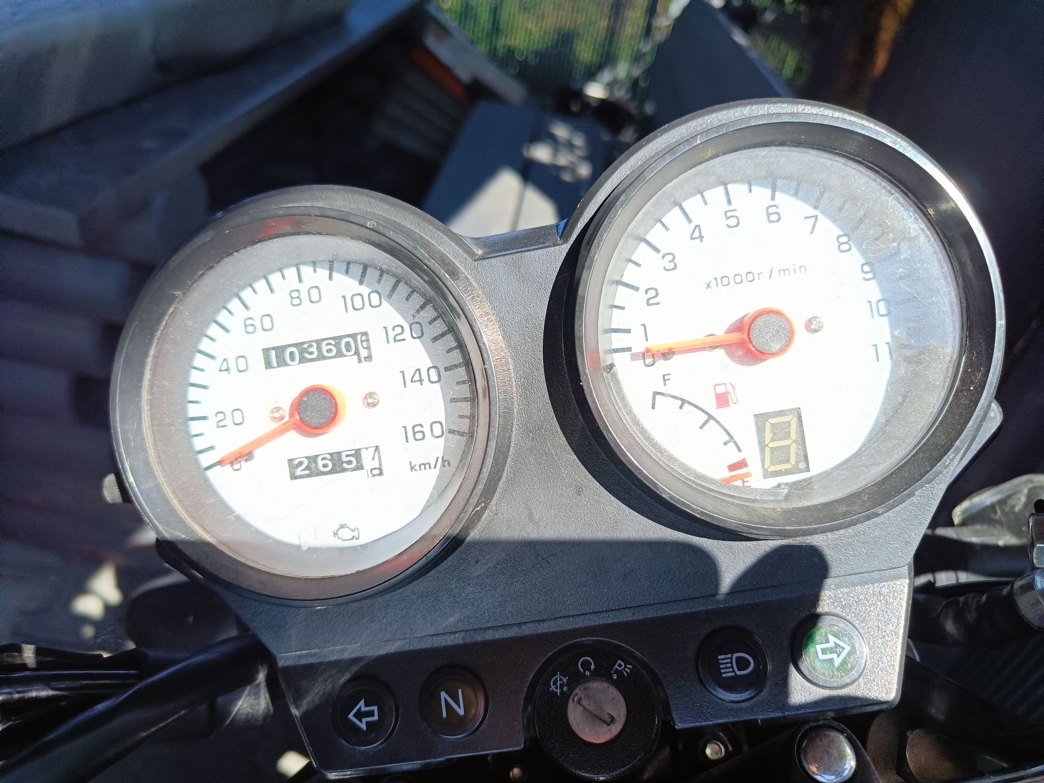 Licznik motocykla oraz wskazanie drogomierza