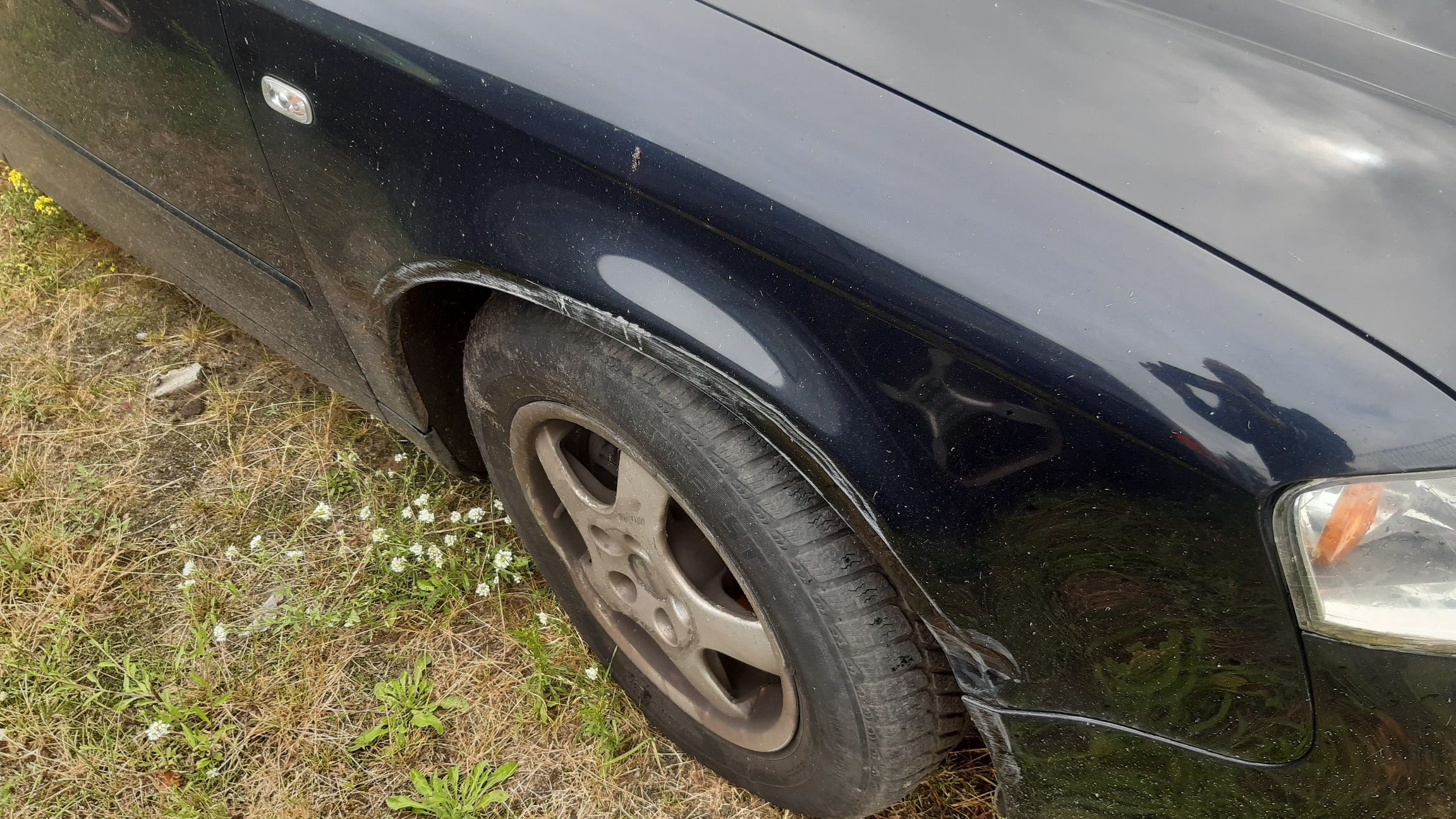 Czarny samochód Audi A4 Avant w wersji kombi, widok z boku