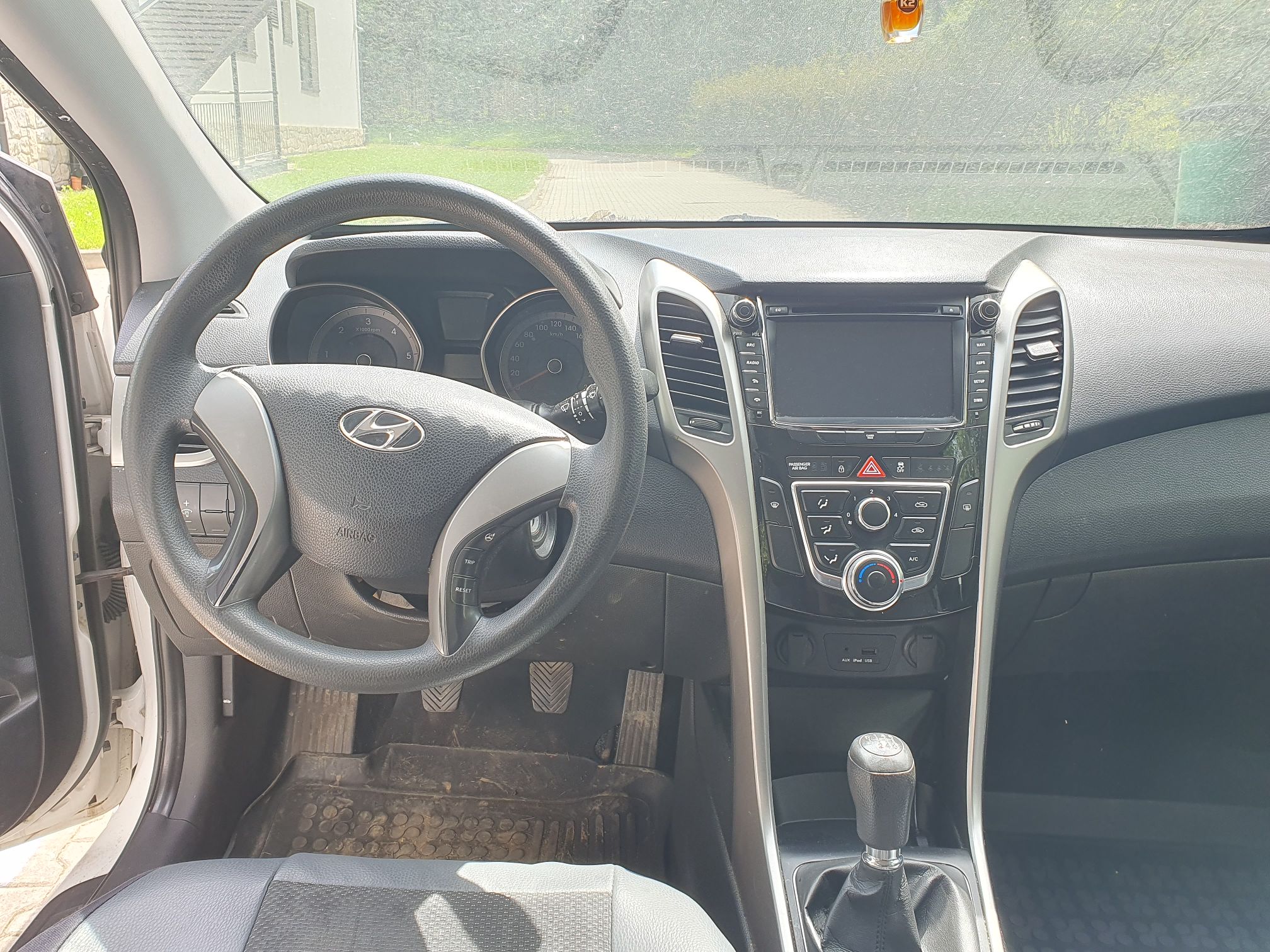 Hyundai i30 kombi, biały, deska rozdzielcza.