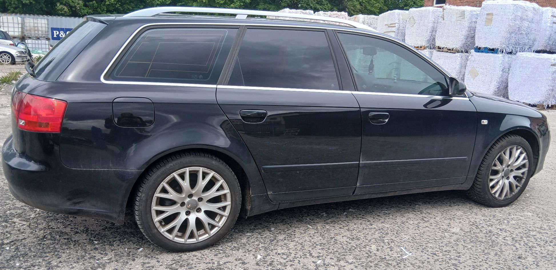 Prawy bok czarnej Audi A4