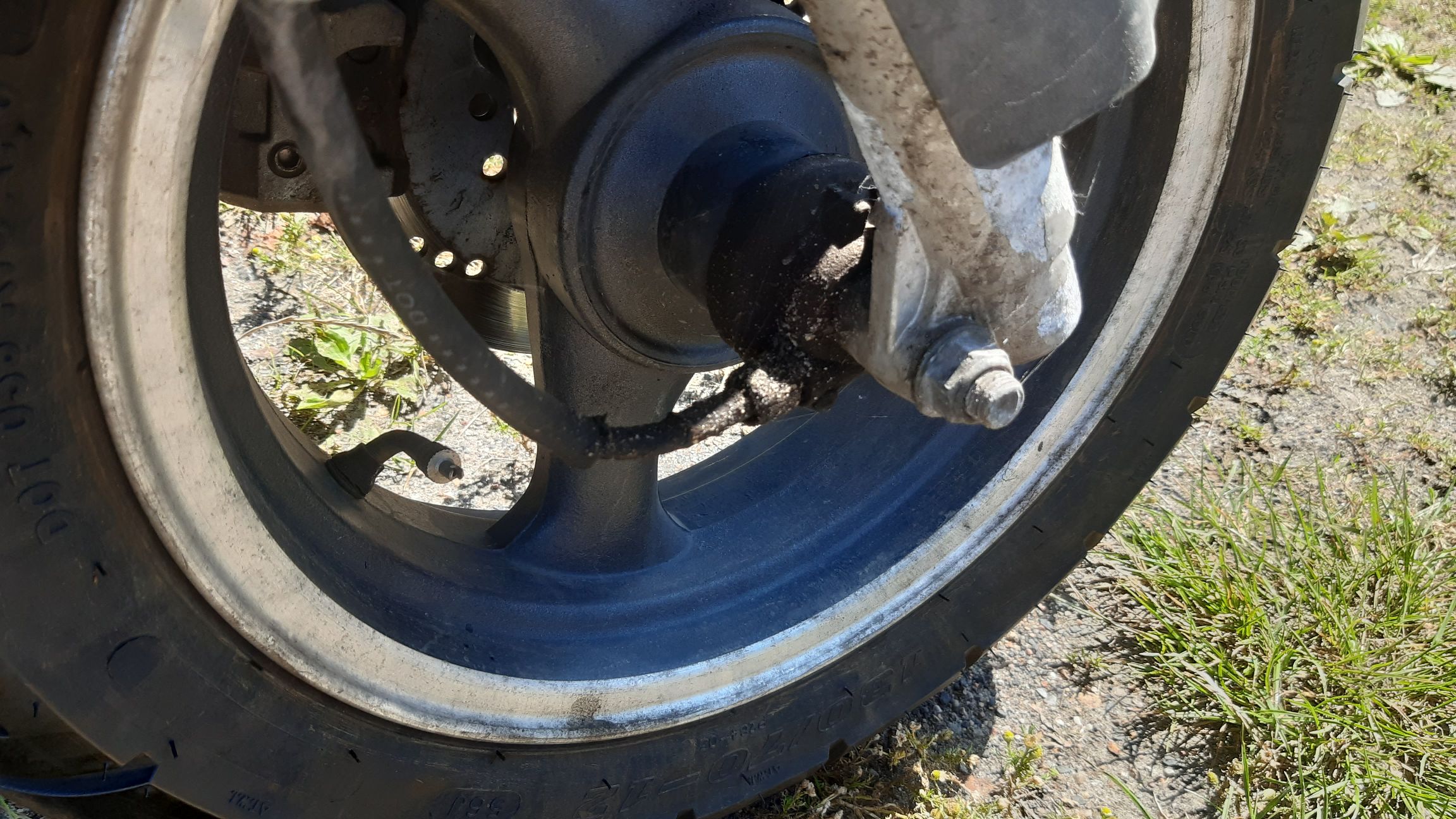 Przednie koło motoroweru
