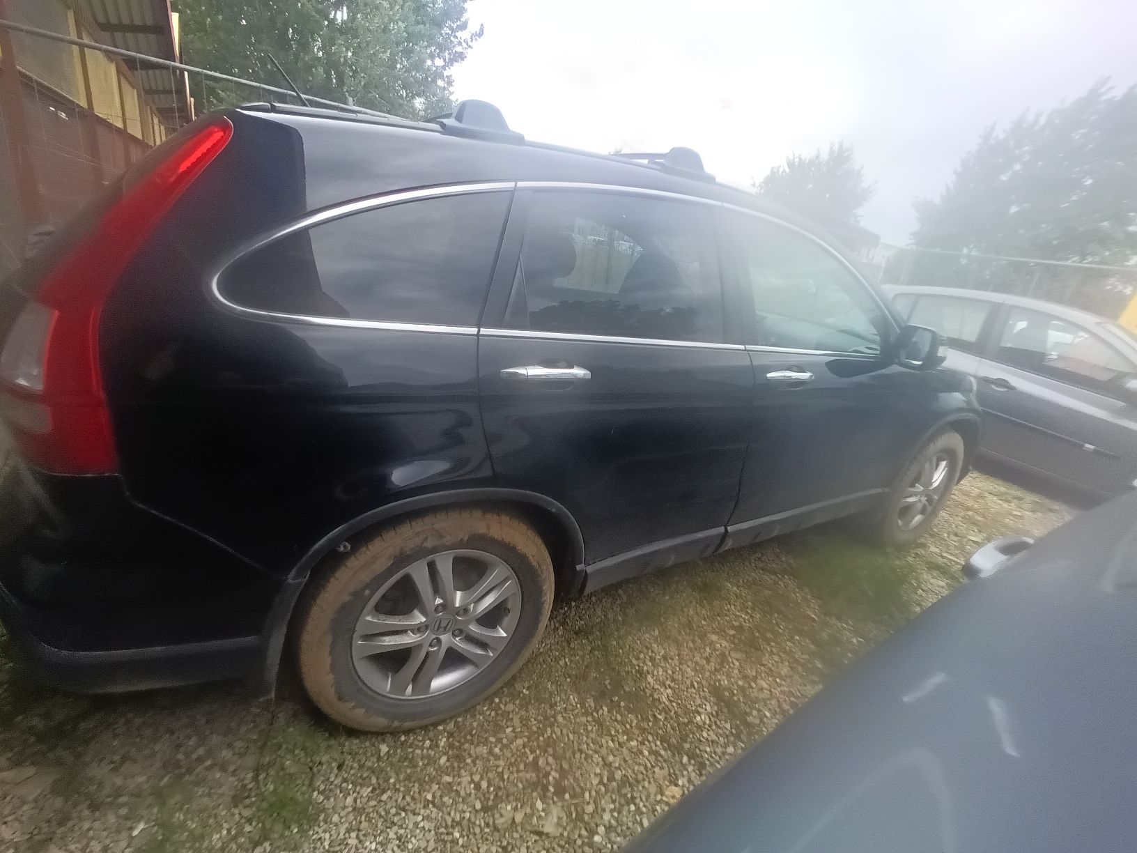 Honda CR-V widoczna z strony prawego tyłu