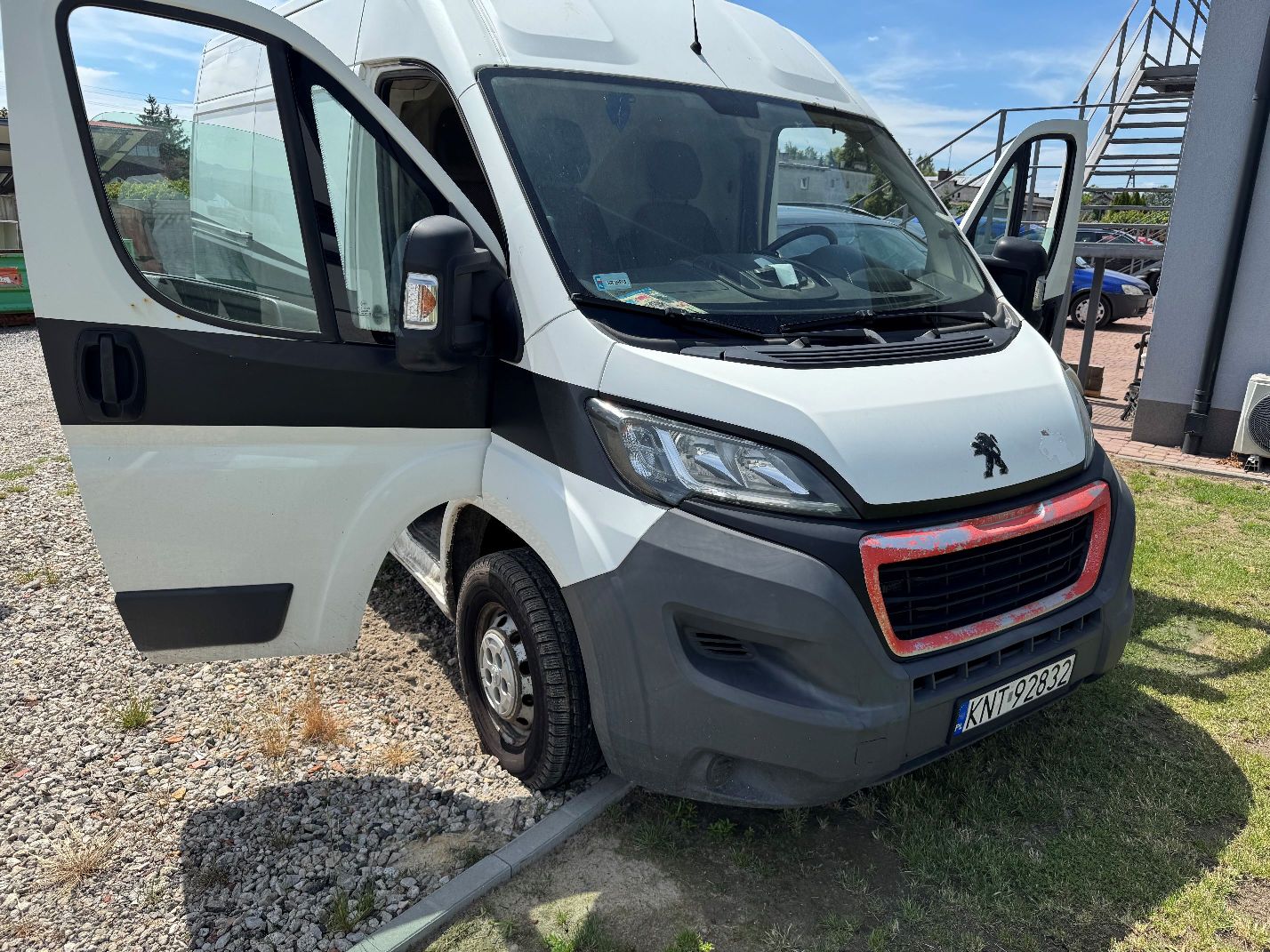 Zdjęcie przedstawia przód oraz prawy bok pojazdu Peugeot Boxer.