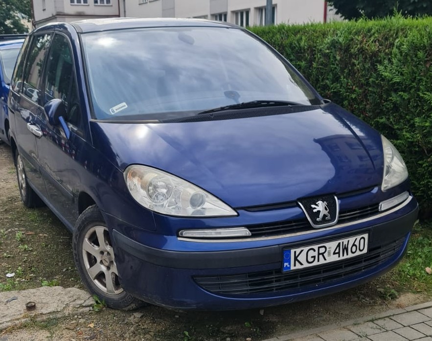 Samochód marki Peugeot koloru granatowego.