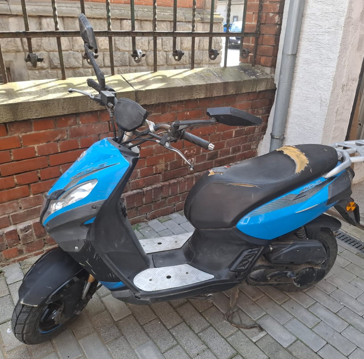 Widok lewego boku skutera Peugeot Kisbee.