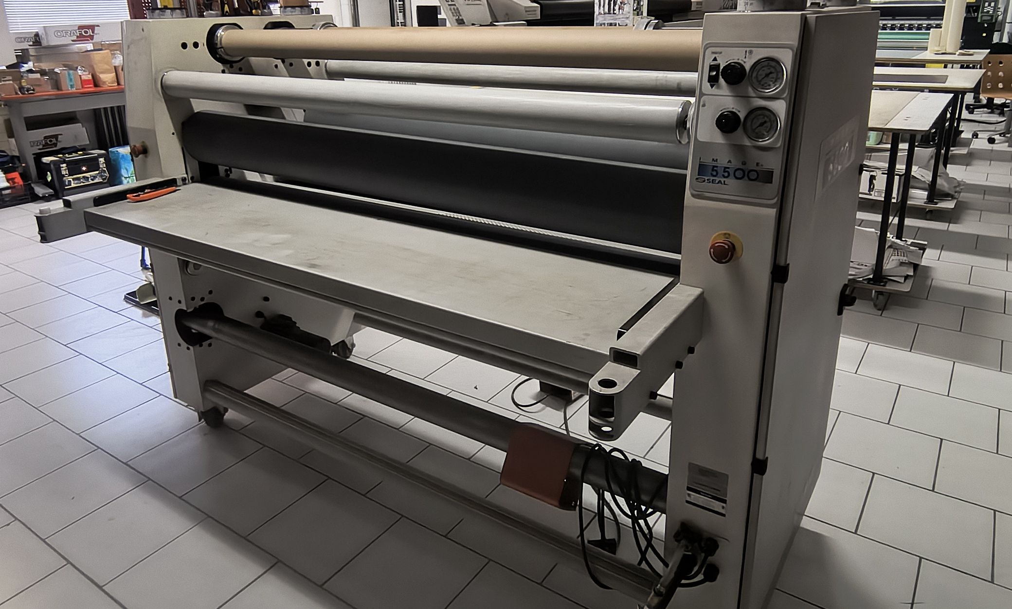 Laminator w miejscu instalacji.