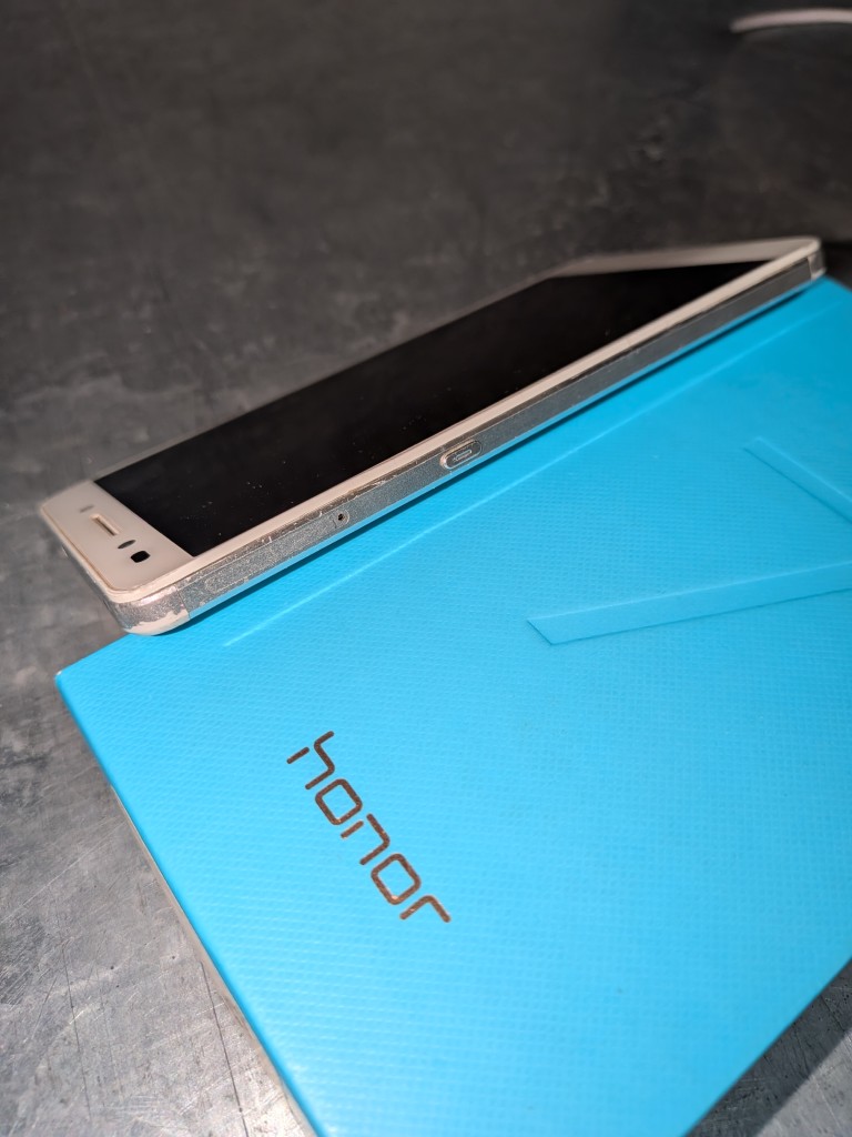 Smartfon Huawei Honor - widok z boku
