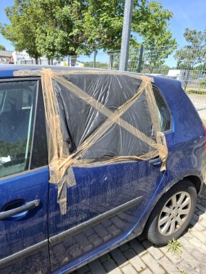 brak lewej tylnej szyby pojazdu, okno zabezpieczone folią