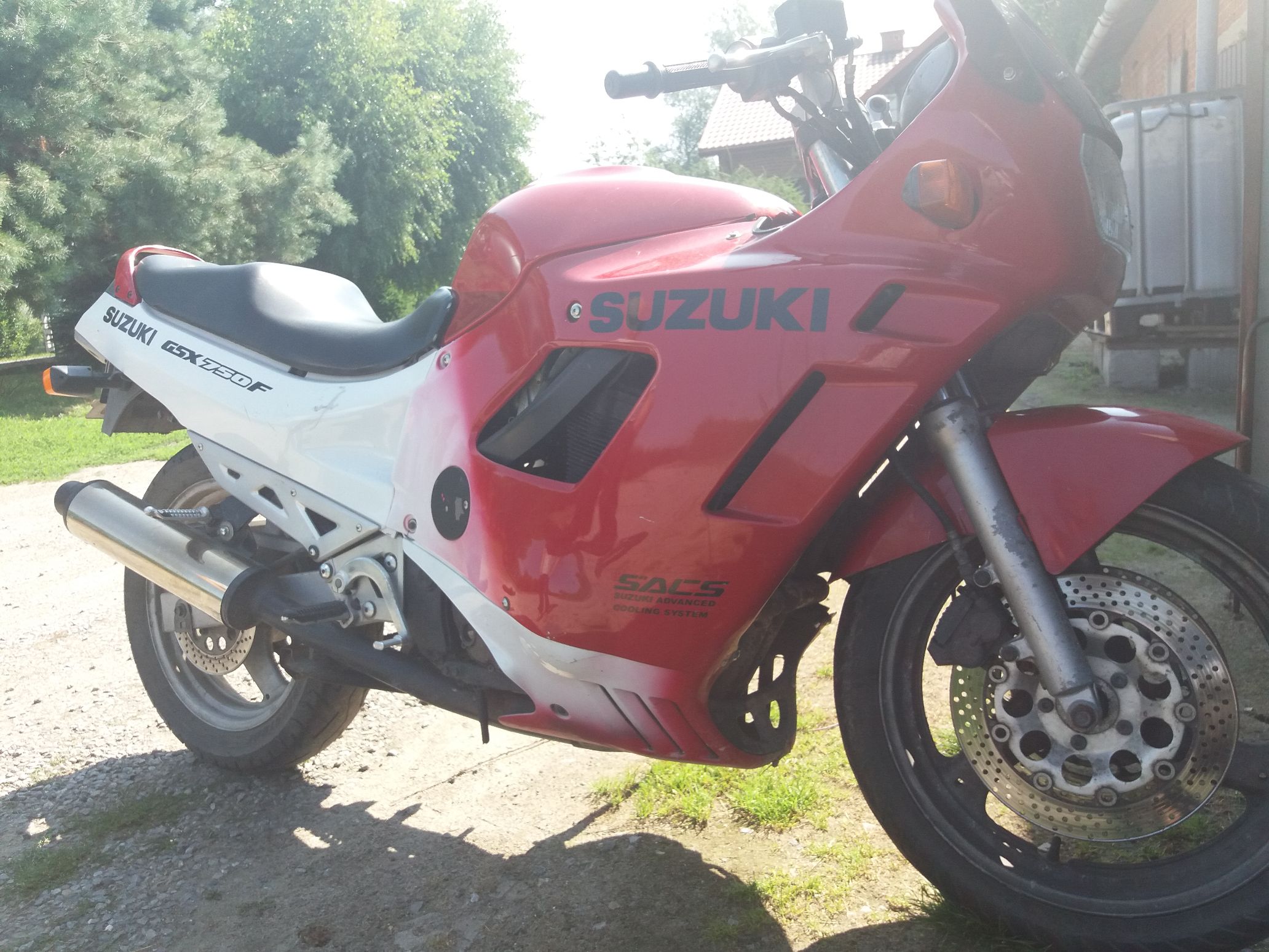 prawa strona motocykla Suzuki