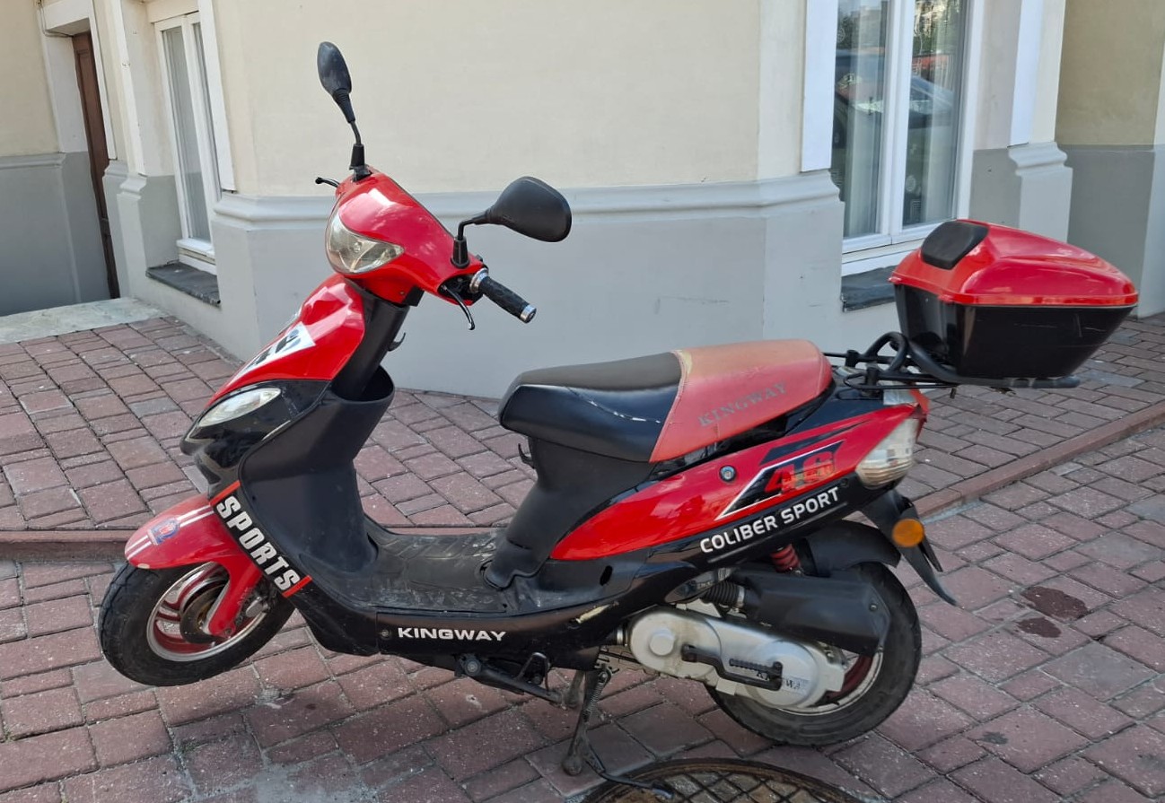 Skuter marki Kingway, model Coliber. Sportowa sylwetka, kolor czerwono-czarny z białymi oraz srebrnymi elementami dekoracyjnymi.