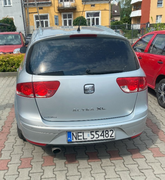 Srebrny samochód marki SEAT Altea XL z polskimi tablicami rejestracyjnymi.