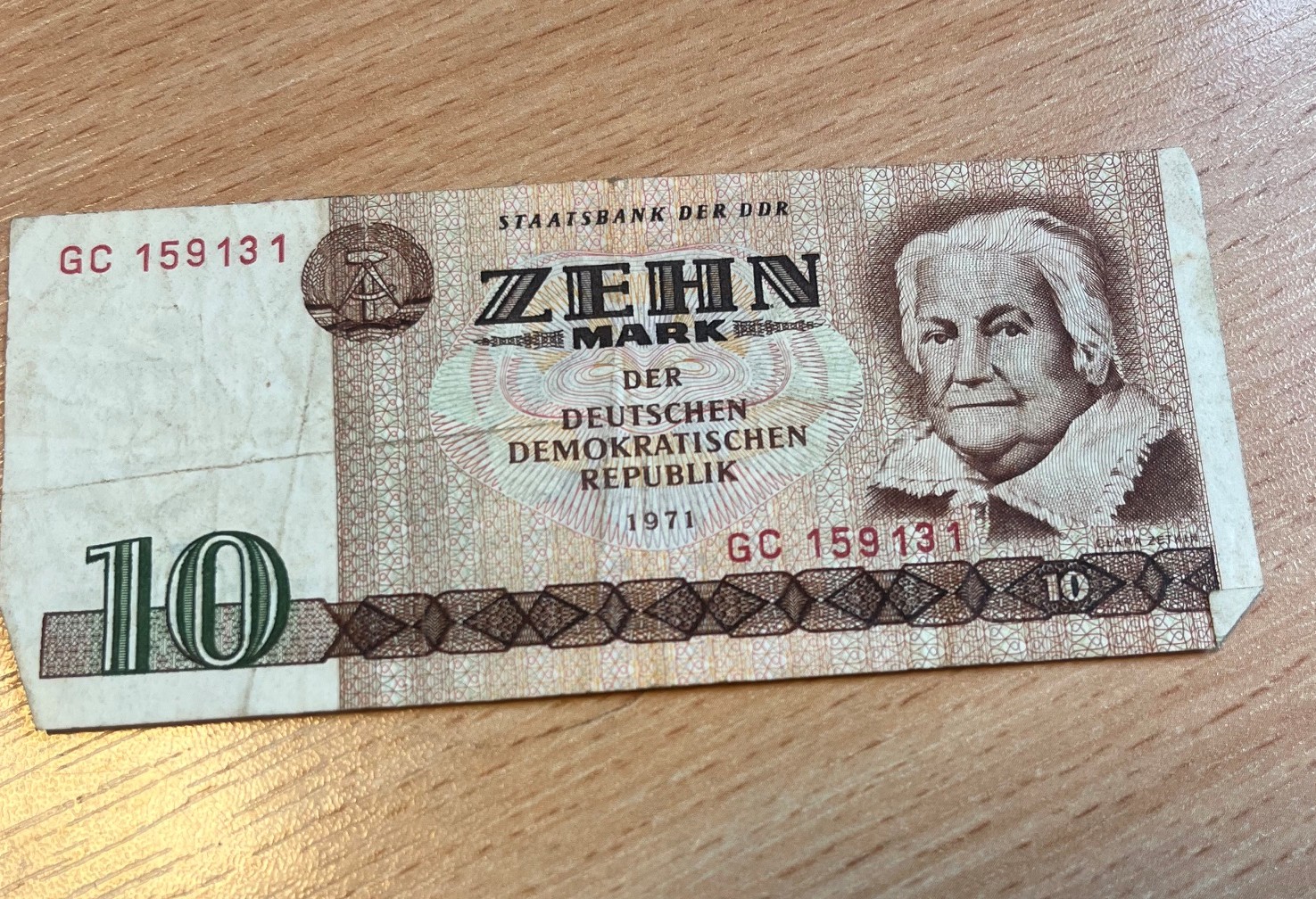 Awers banknotu o nominale 10 marek NRD z 1971 roku.