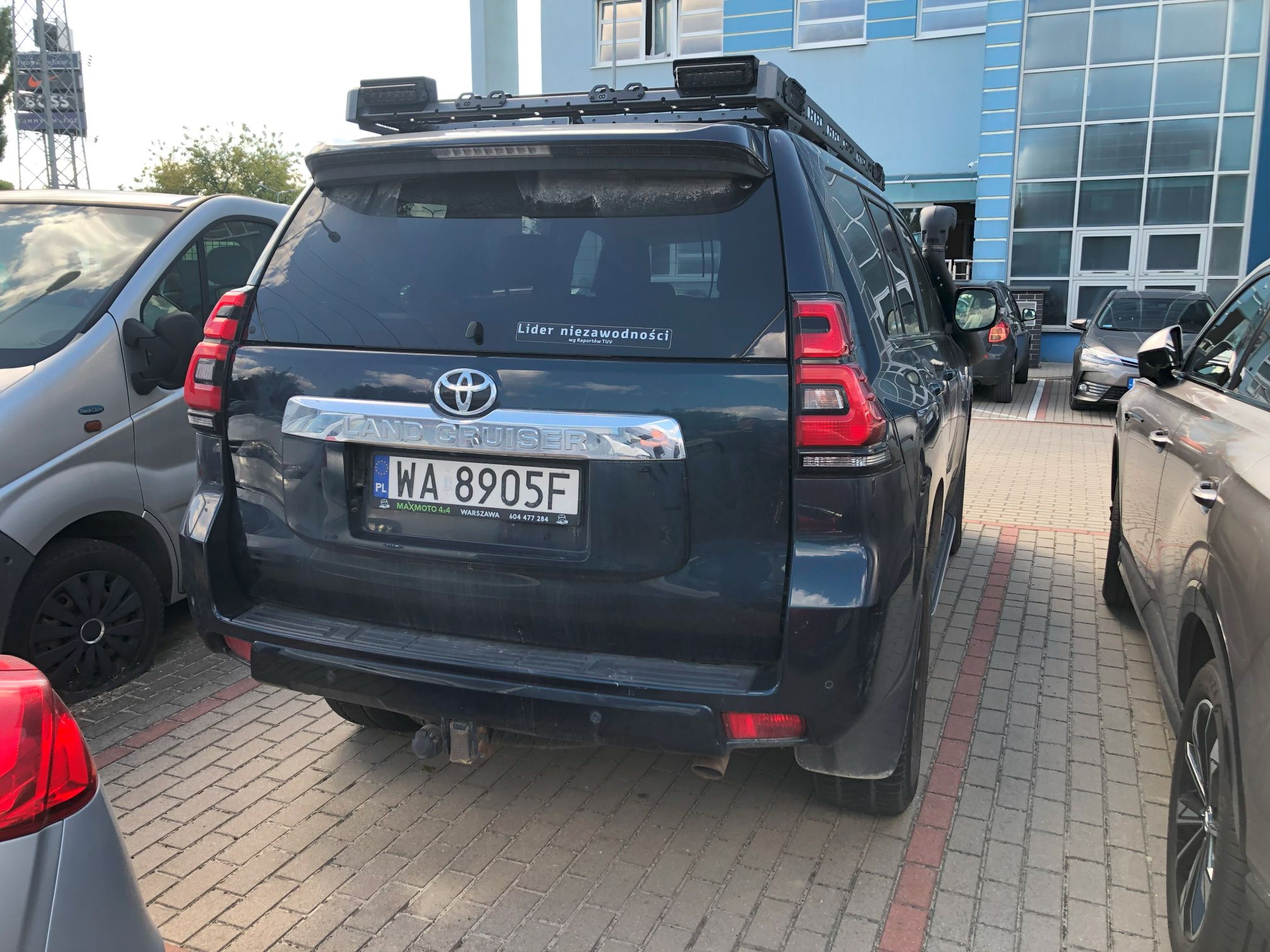 Tył granatowego samochodu.