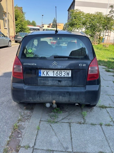 tył samochodu marki Citroen C2 koloru czarnego