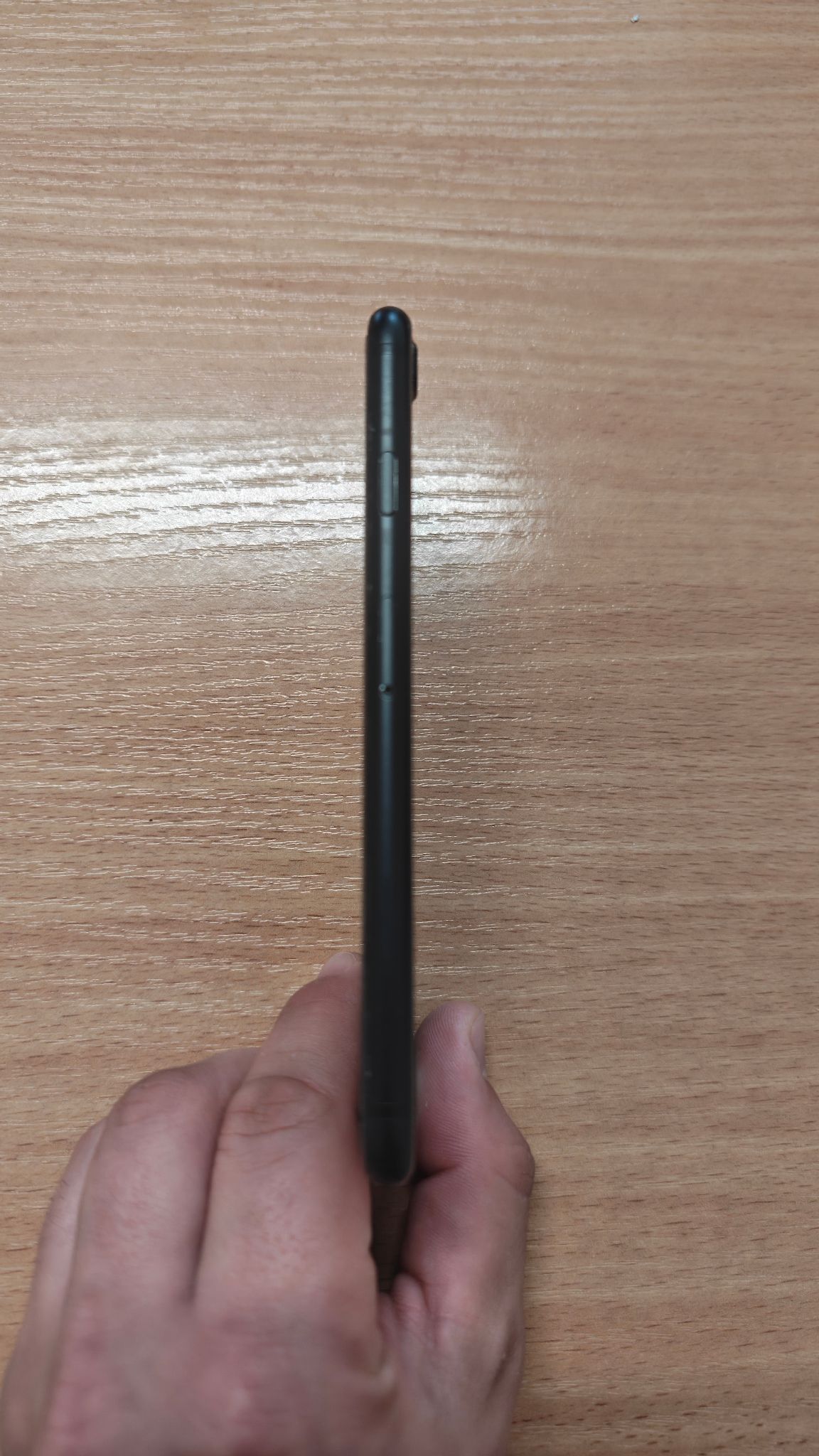 Zdjęcie przedstawia bok telefonu.
