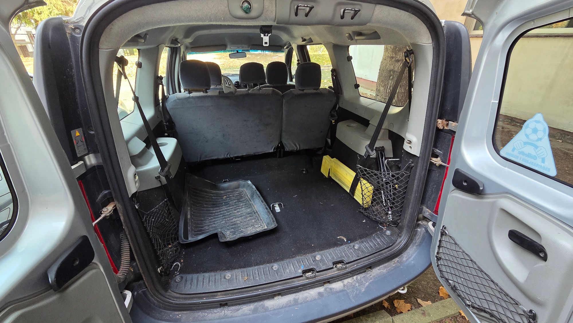 Tył samochodu Dacia Logan w kolorze srebrnym z widocznym bagażnikiem.