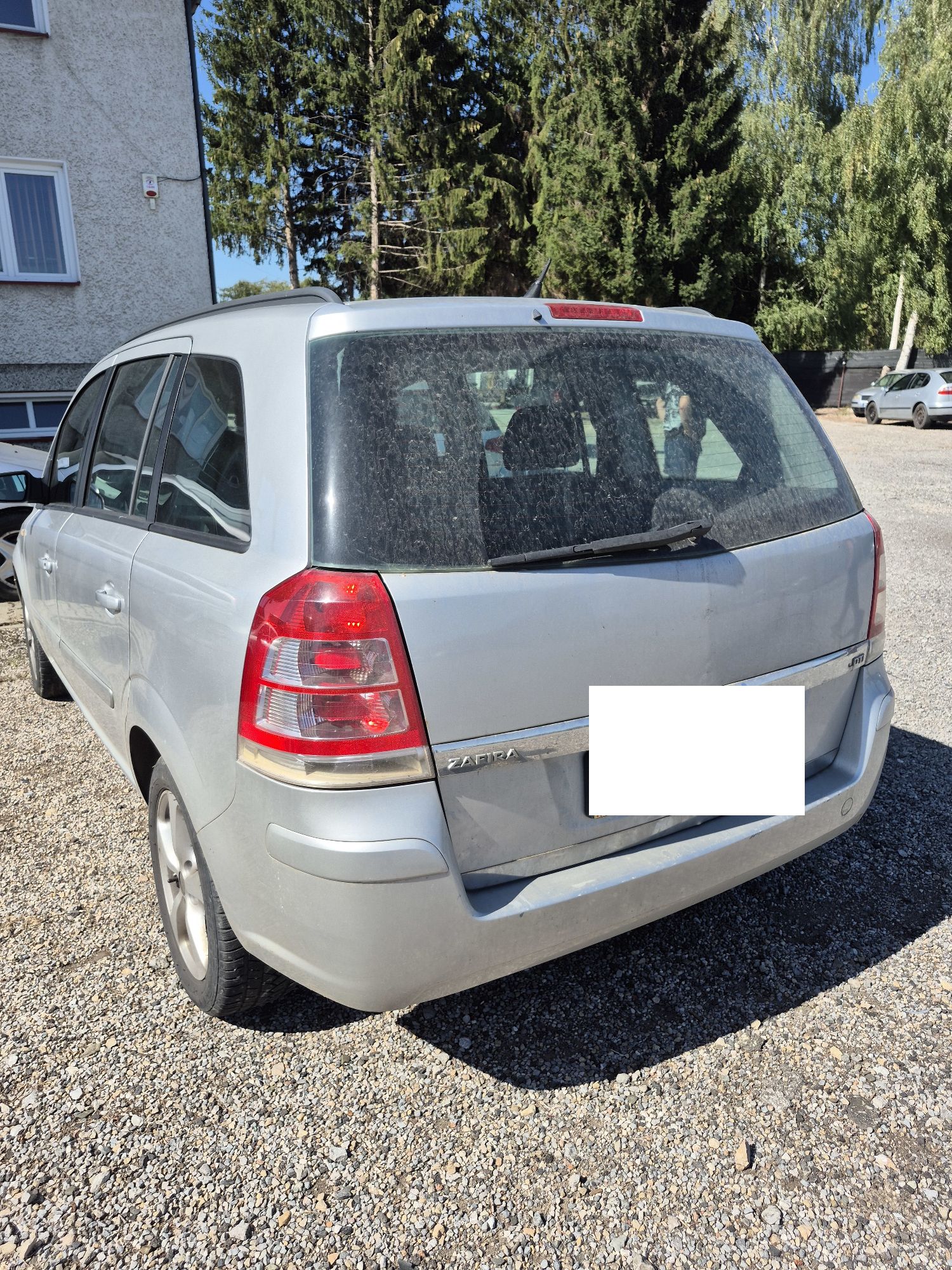 Srebrny Opel Zafira widok z tyłu z lewej strony