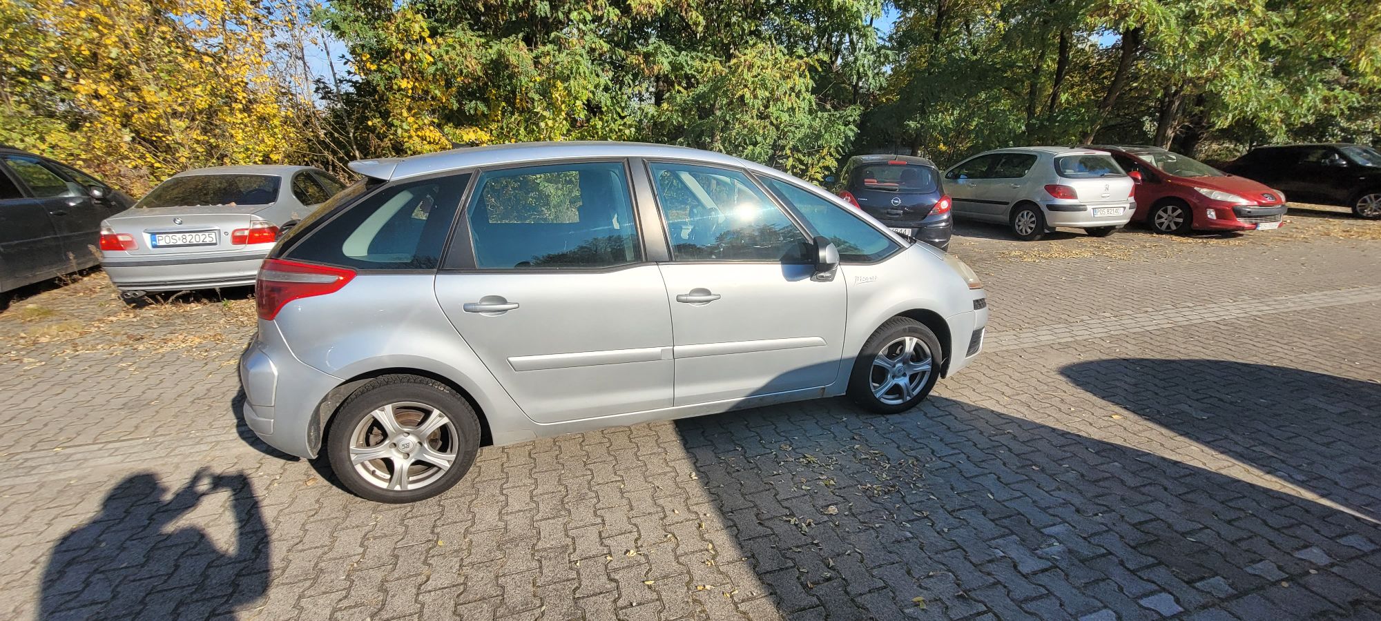 Pojazd koloru srebrnego. Widok od strony pasażera.