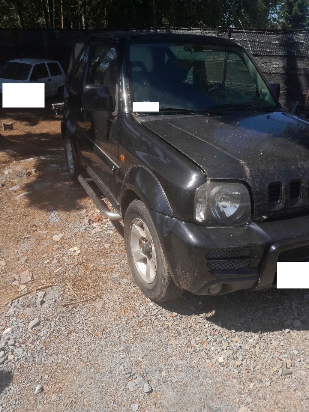 Czarne Suzuki Jimny, widziany z prawej strony pojazdu