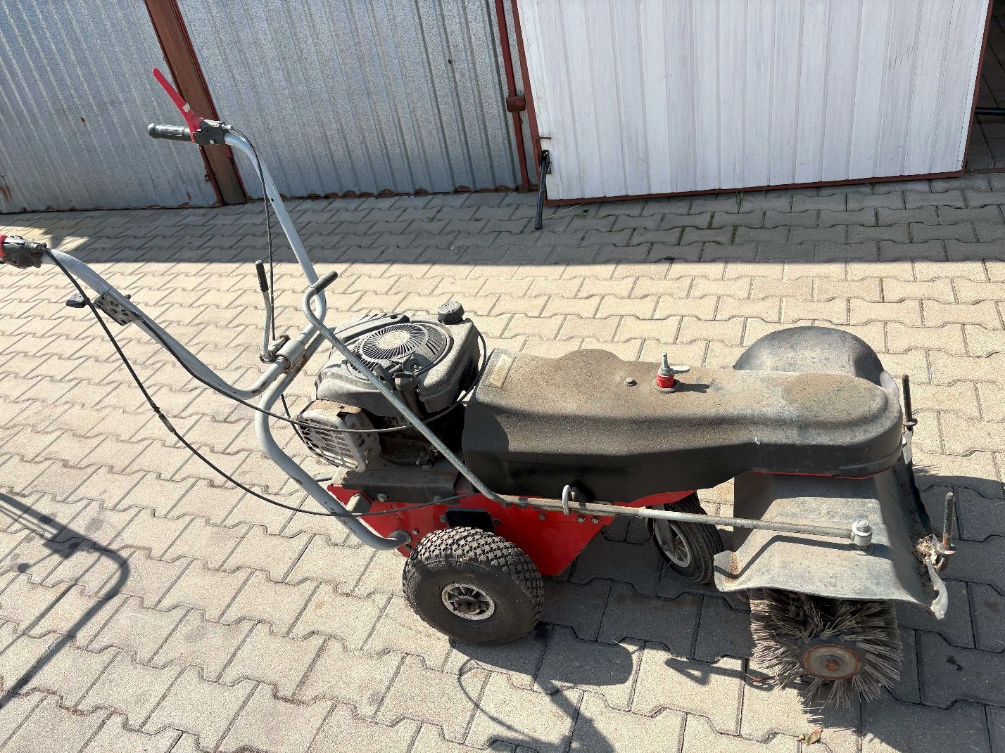 Zamiatarka czarno - czerwona widok z prawego boku urządzenia