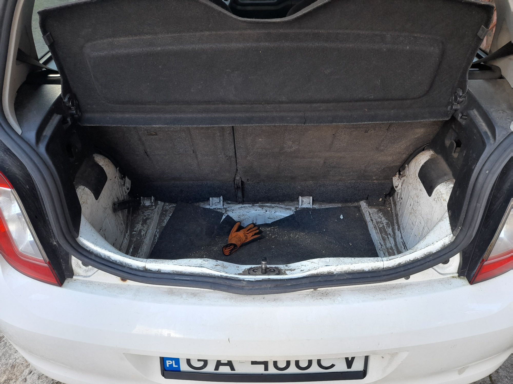 Widok po podniesieniu klapy bagażnika, brak koła zapasowego