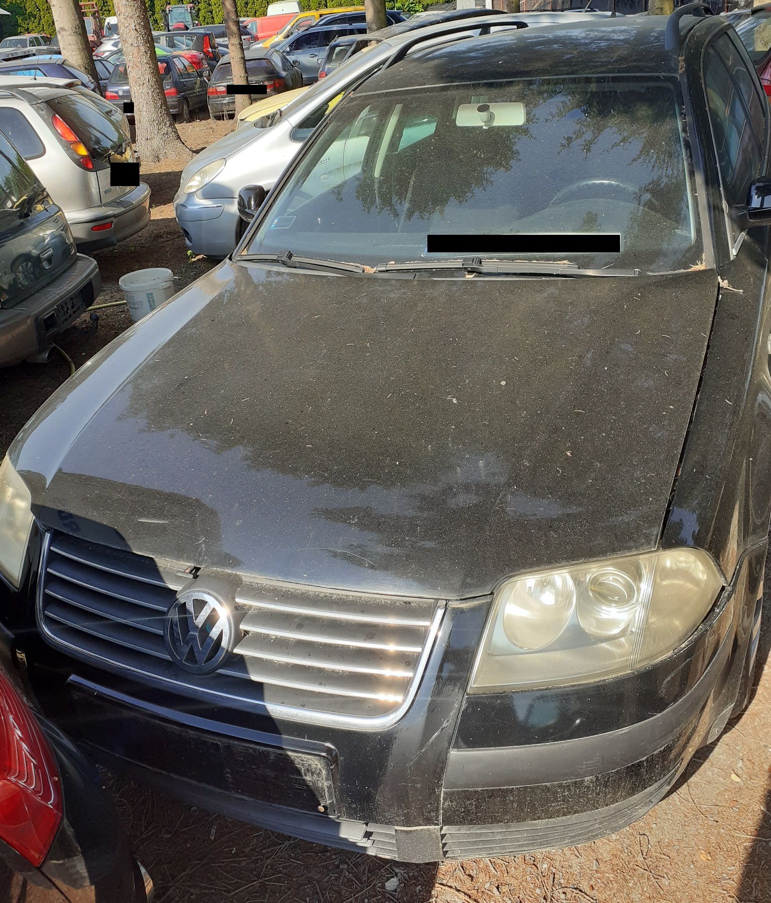 Czarny samochód osobowy marki Volkswagen Passat widziany z przodu