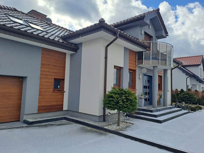 Wejście do domu z widocznym garażem