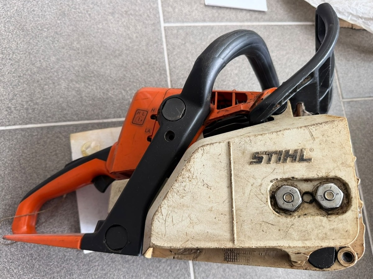 Pilarka spalinowa Stihl bez prowadnicy i łańcucha, widok z boku na białą osłonę sprzęgła.