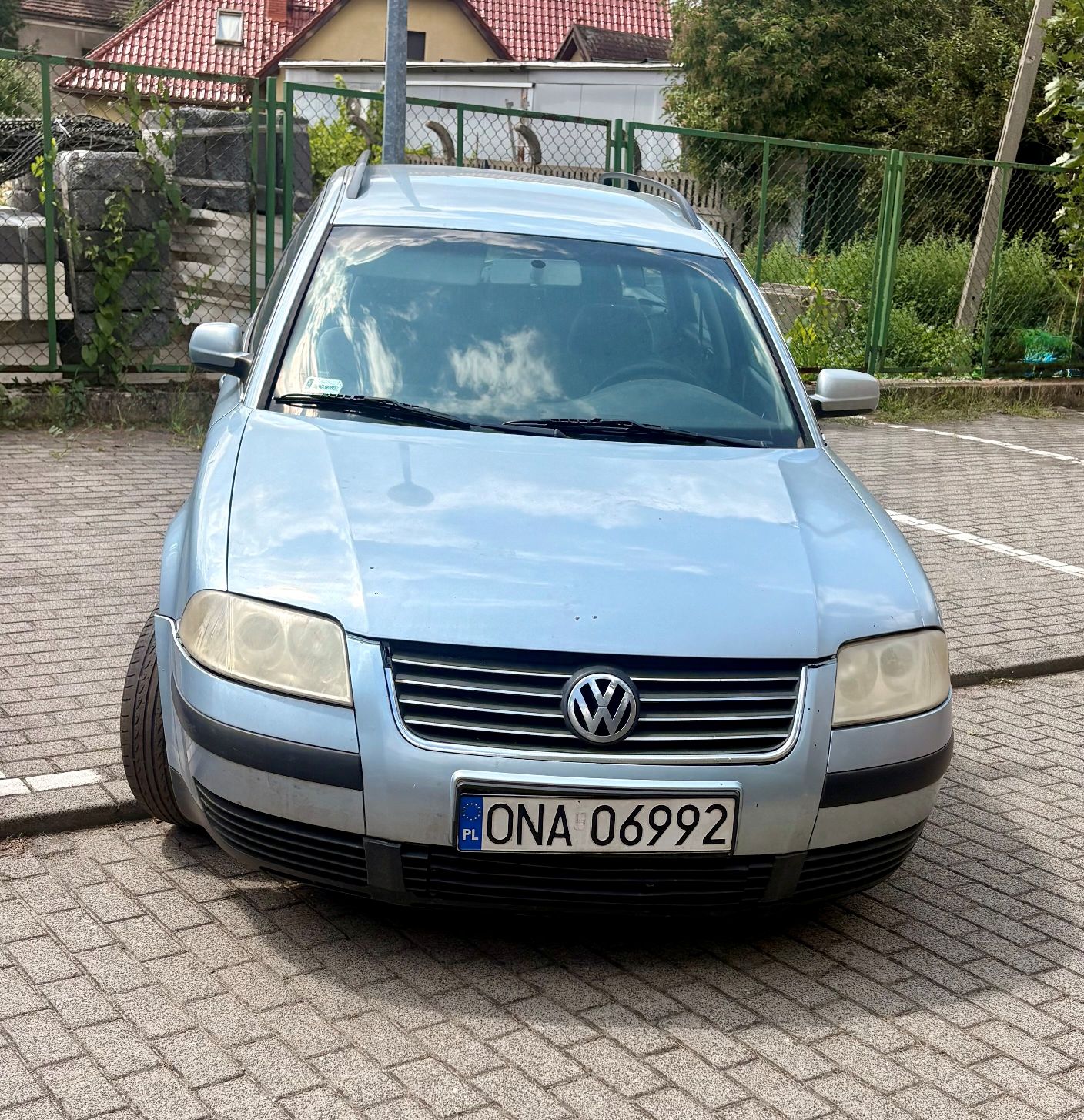Volkswagen Passat w kolorze srebrnym, widok z przodu z widoczną tablicą rejestracyjną