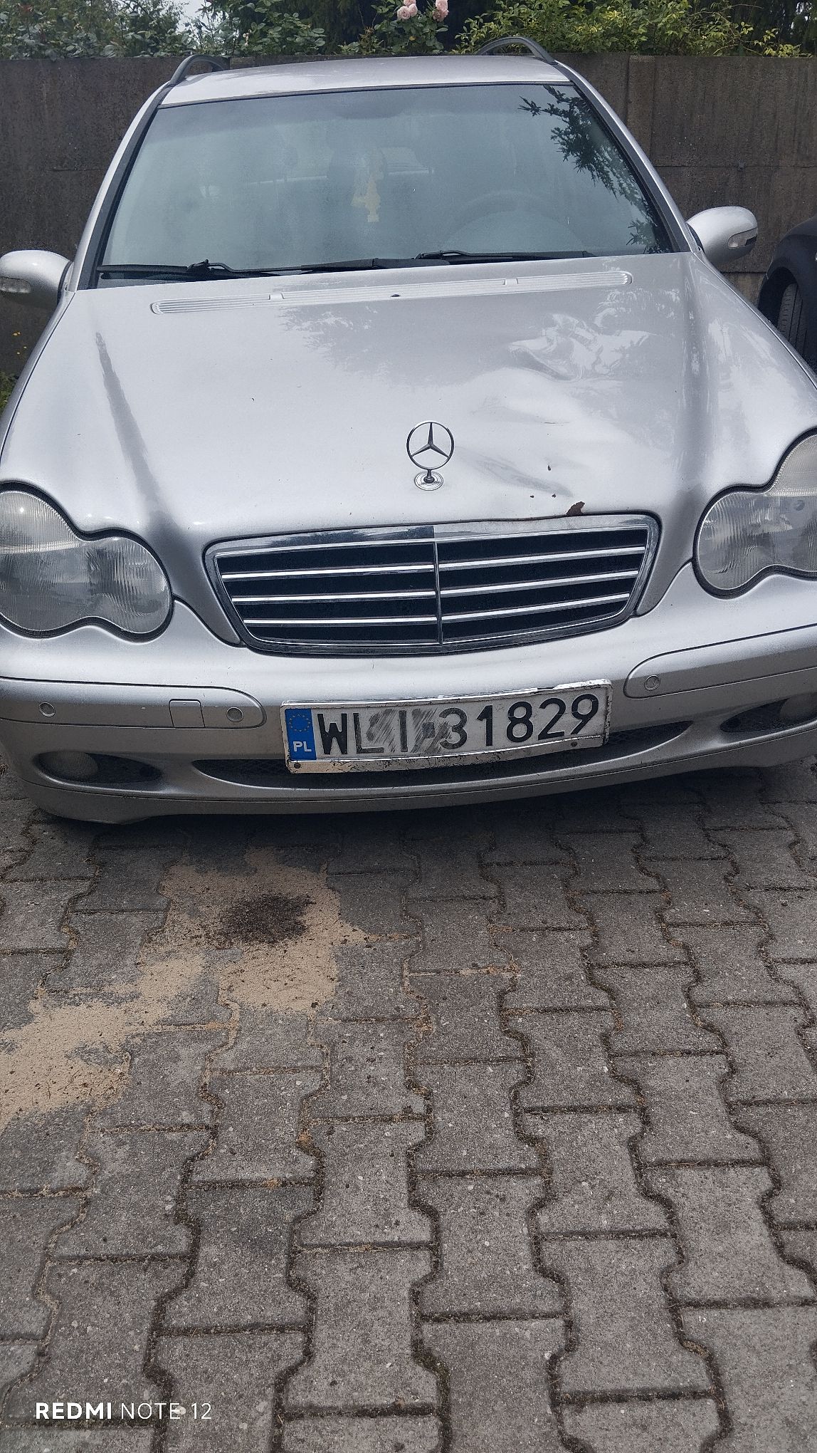 Srebrny Mercedes-Benz C-Class, widok z przodu