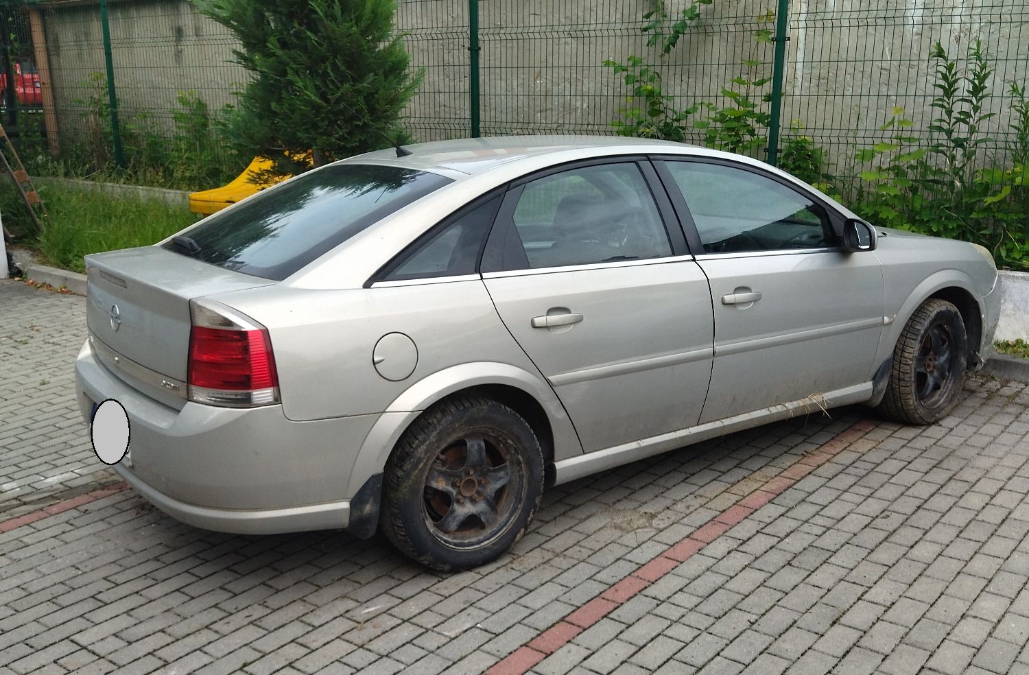 Samochód osobowy Opel Vectra widok z prawej strony