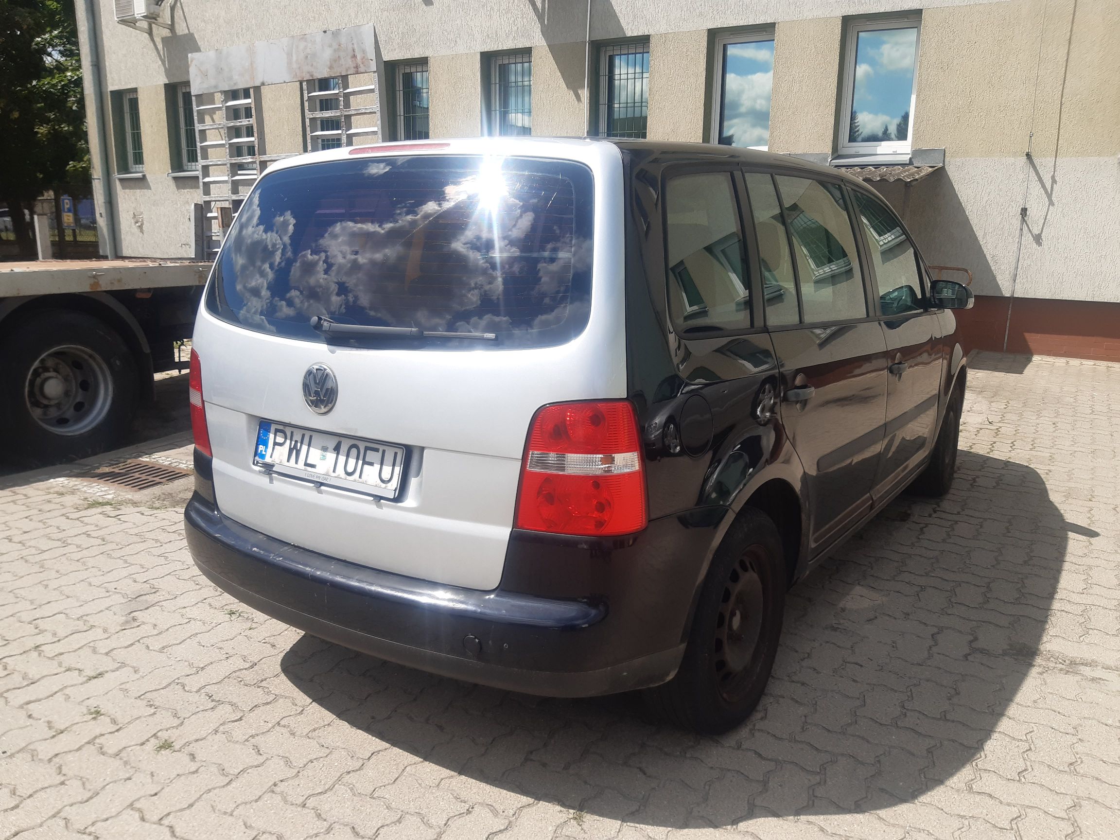 Srebrna tylna klapa bagażnika z szybą i logo VW do samochodu Volkswagen Touran