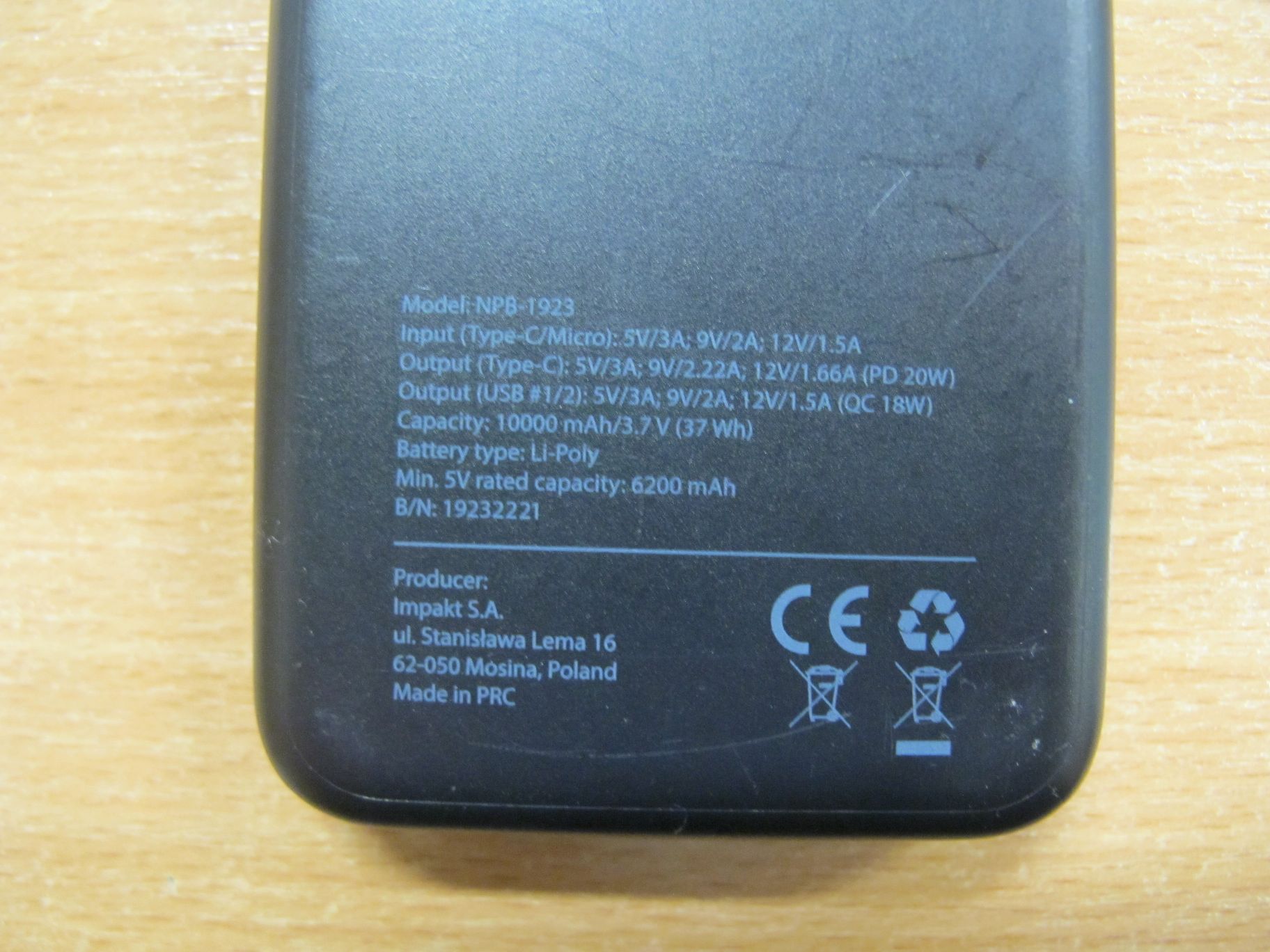 Tabliczka znamionowa urządzenia. Szczegółowe dane techniczne i pojemność 10000 mAh.